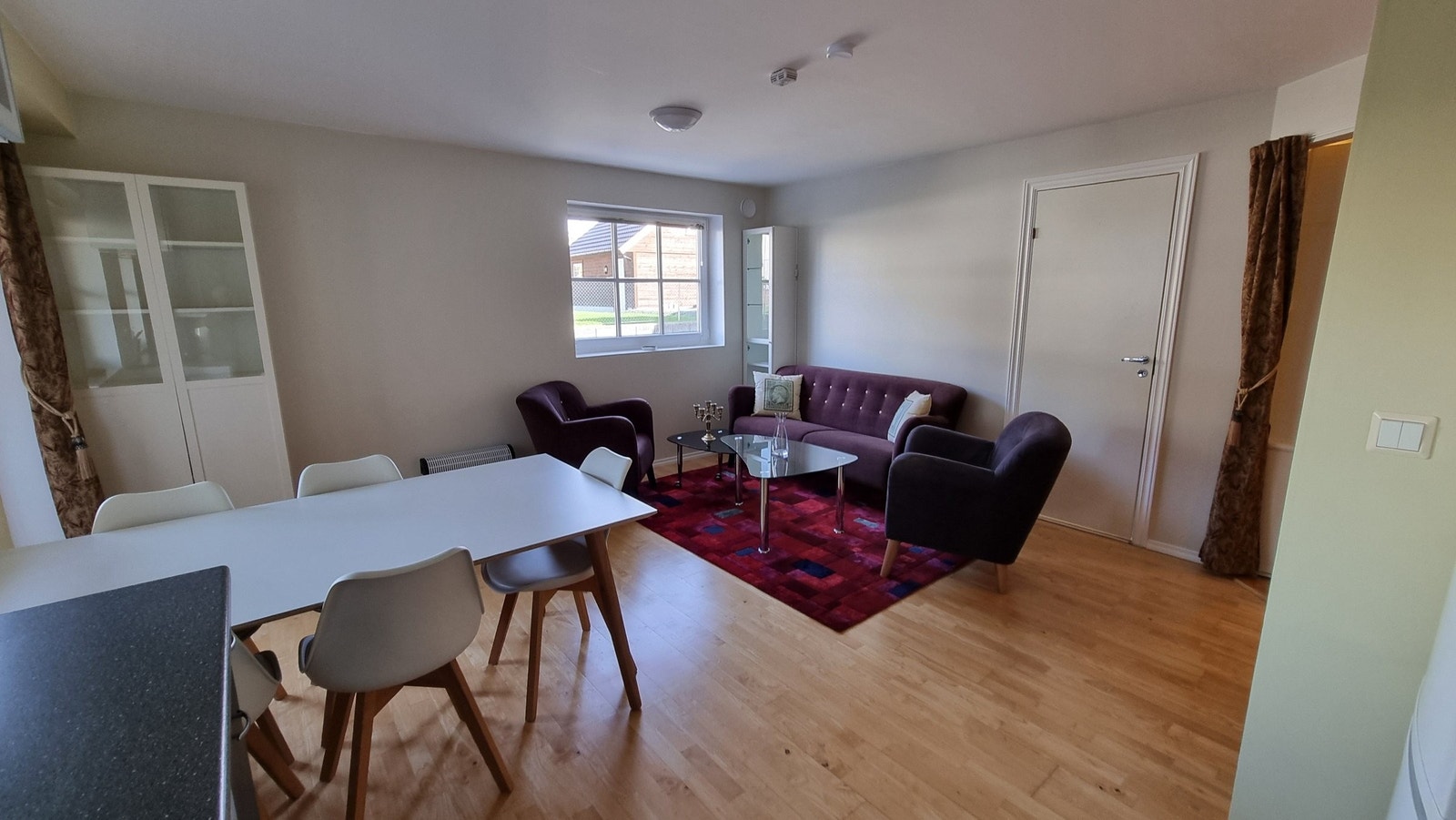 Stue og kjøkken, sett mot stuen. Galleribilde