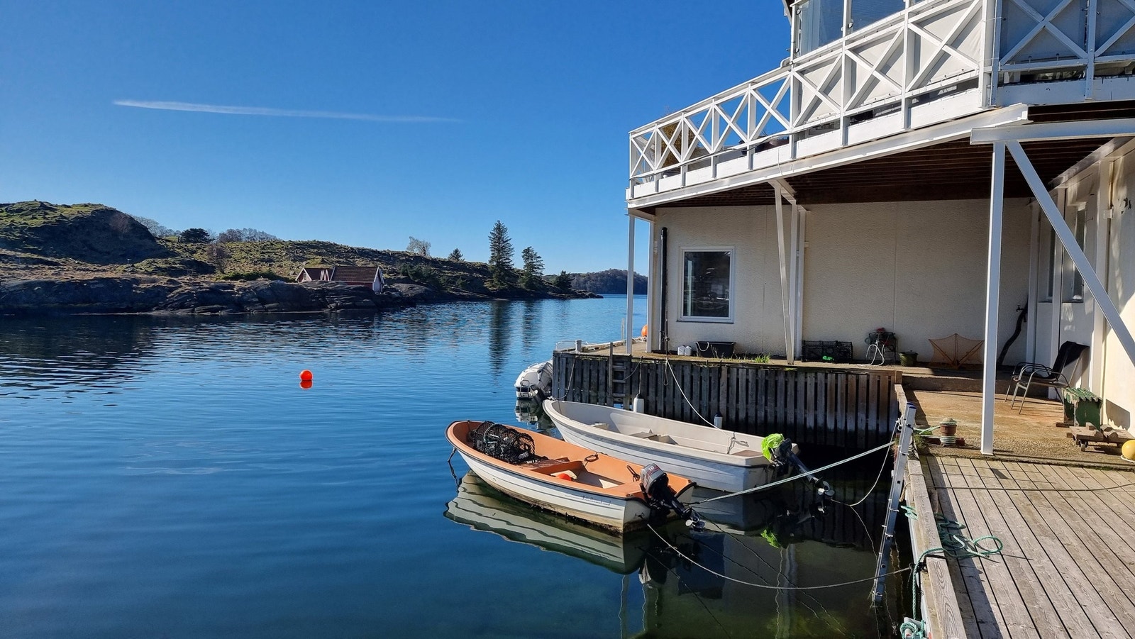 Kaien utenfor med 3 faste båtplasser og en gjesteplass for besøkende. Galleribilde