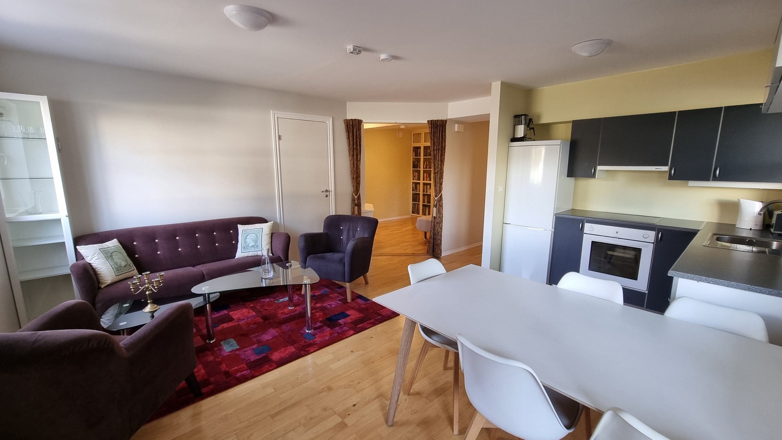 Stue og kjøkken, sett mot soverom og TV-, kontor/gjesterom. Galleribilde