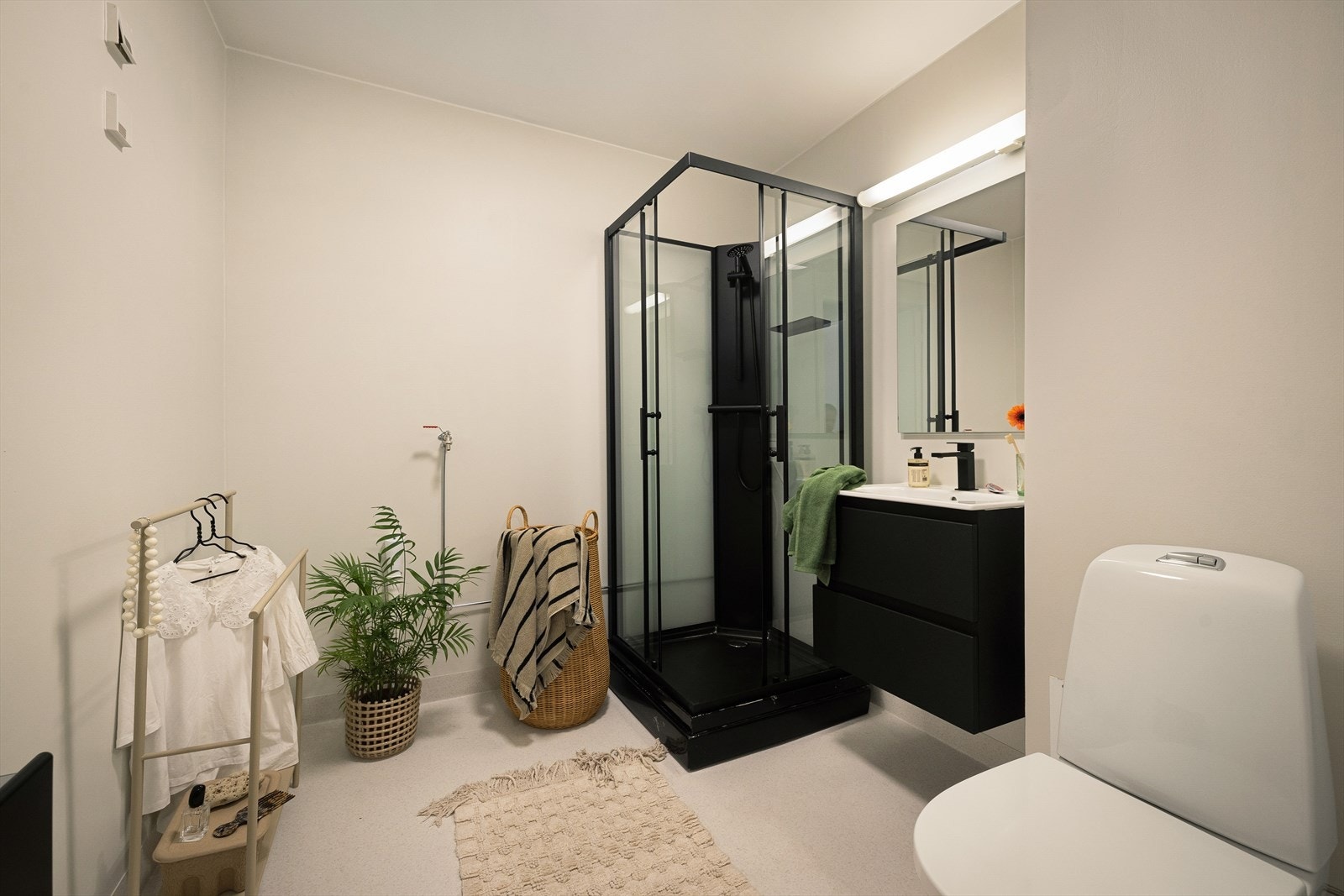 - Romslig baderom modernisert i 2025 med ny baderomsinnredning, nytt dusjkabinett, nytt gulvbelegg og overflatebehandling - Galleribilde