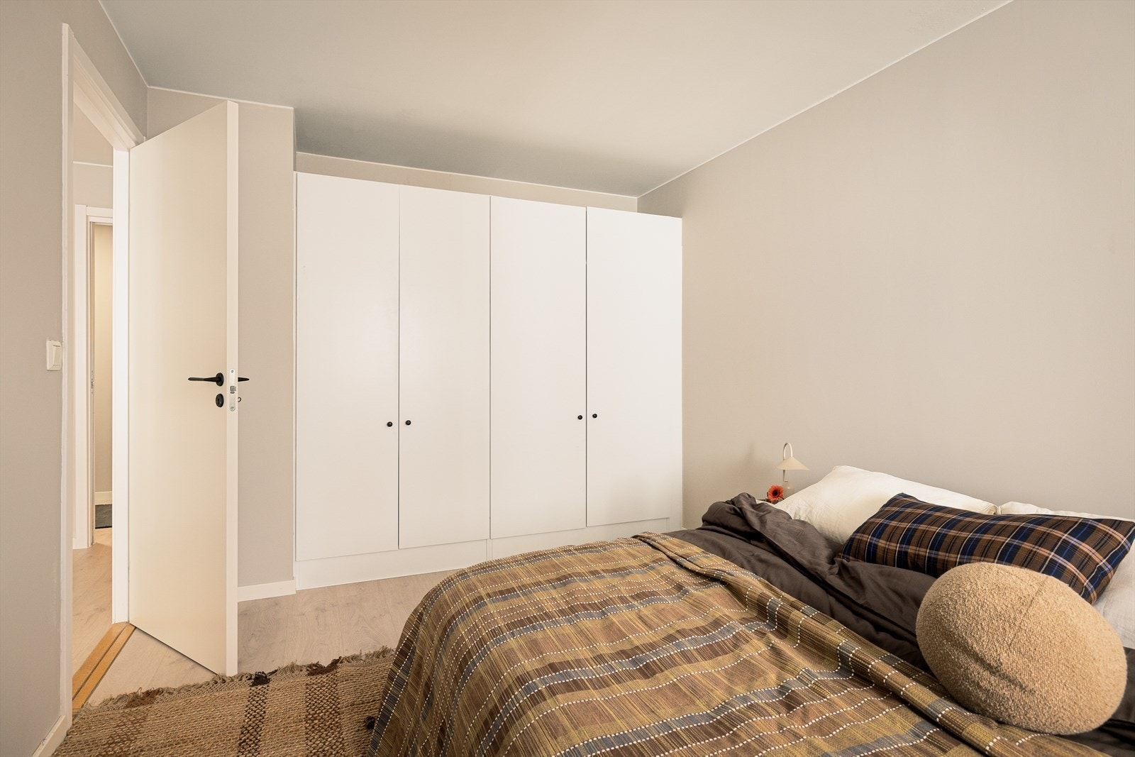 - Stort garderobeskap som medfølger - Galleribilde