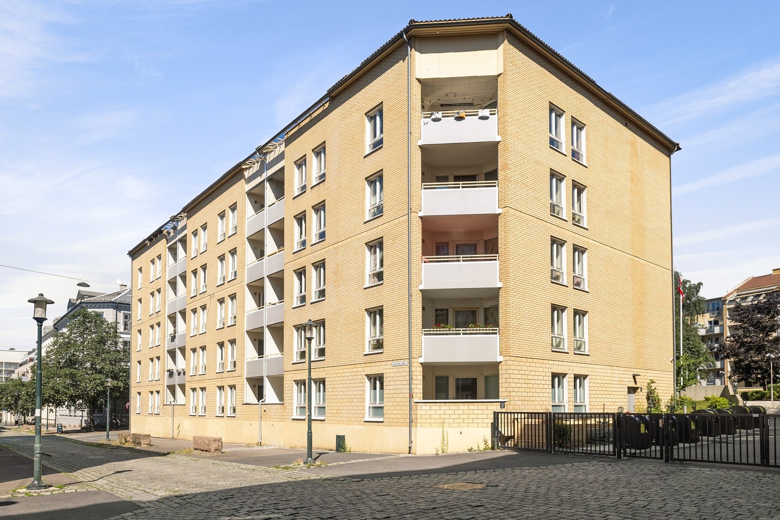 - Boligblokk over 6 etasjer og kjeller oppført i 1990. Beliggende meget rolig i skjermede og bilfrie omgivelser - Galleribilde