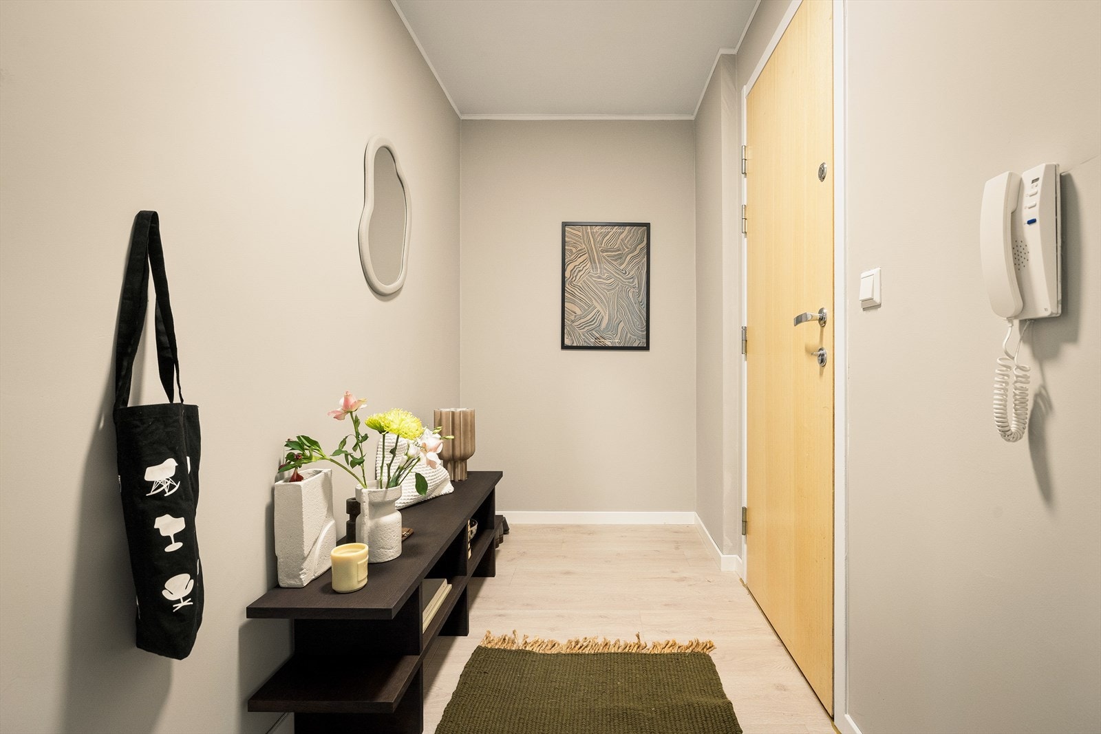 - Lys og innbydende entré med plass til oppheng av sko/yttertøy - Galleribilde