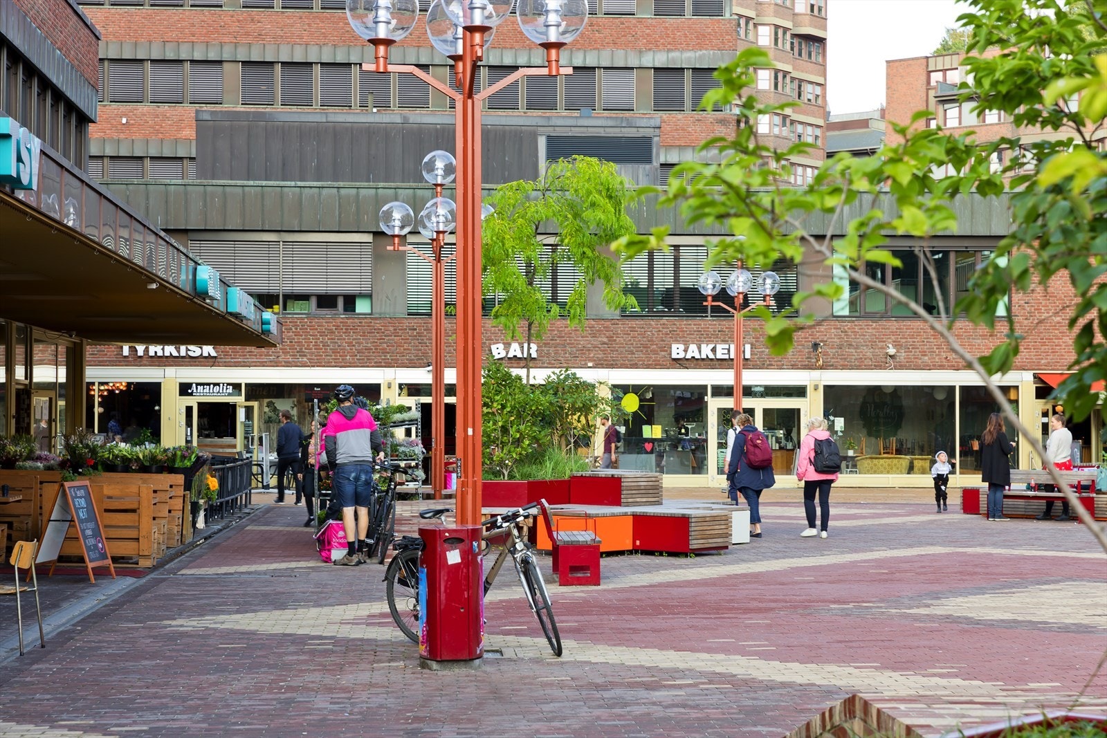 - Tøyen Torg ligger rett ved og er blitt betydelig oppgradert og har vært gjennom et omfattende områdeløft og revitalisering. En rekke unike og attraktive caféer og spisesteder m.m. har etablert seg på Tøyen Torg - Galleribilde