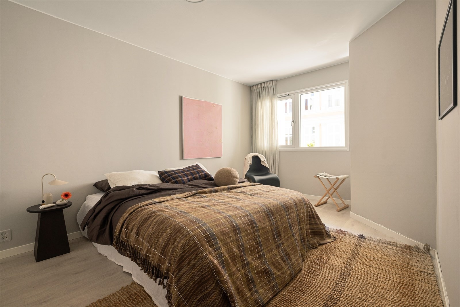 - Soverommet er meget romslig. Her er det rikelig med plass til stor dobbeltseng med tilhørende møblement og gode oppbevaringsmuligheter i en praktisk garderobeløsning - Galleribilde