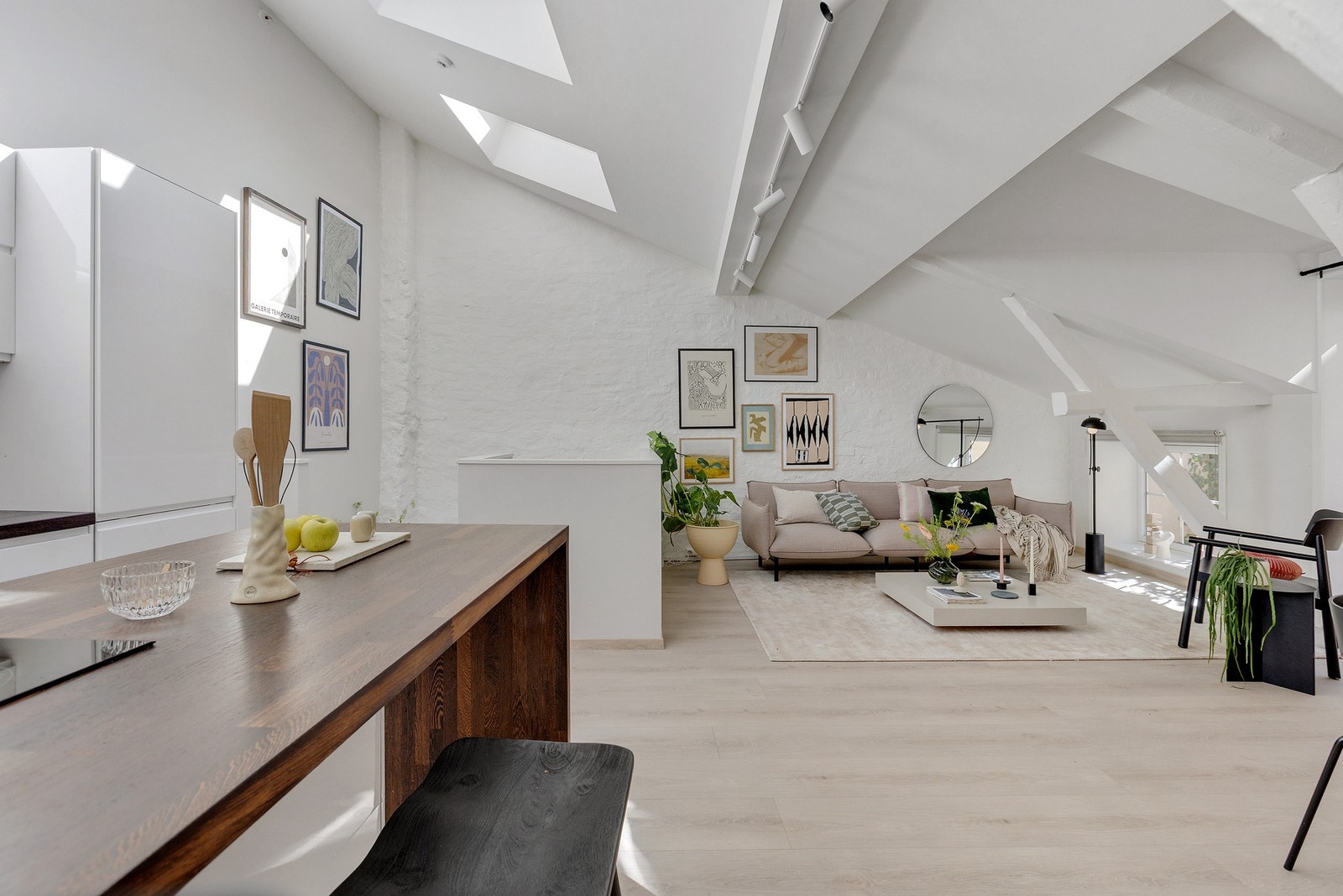 Leiligheten er pusset opp med nytt gulv og malte overflater. Galleribilde