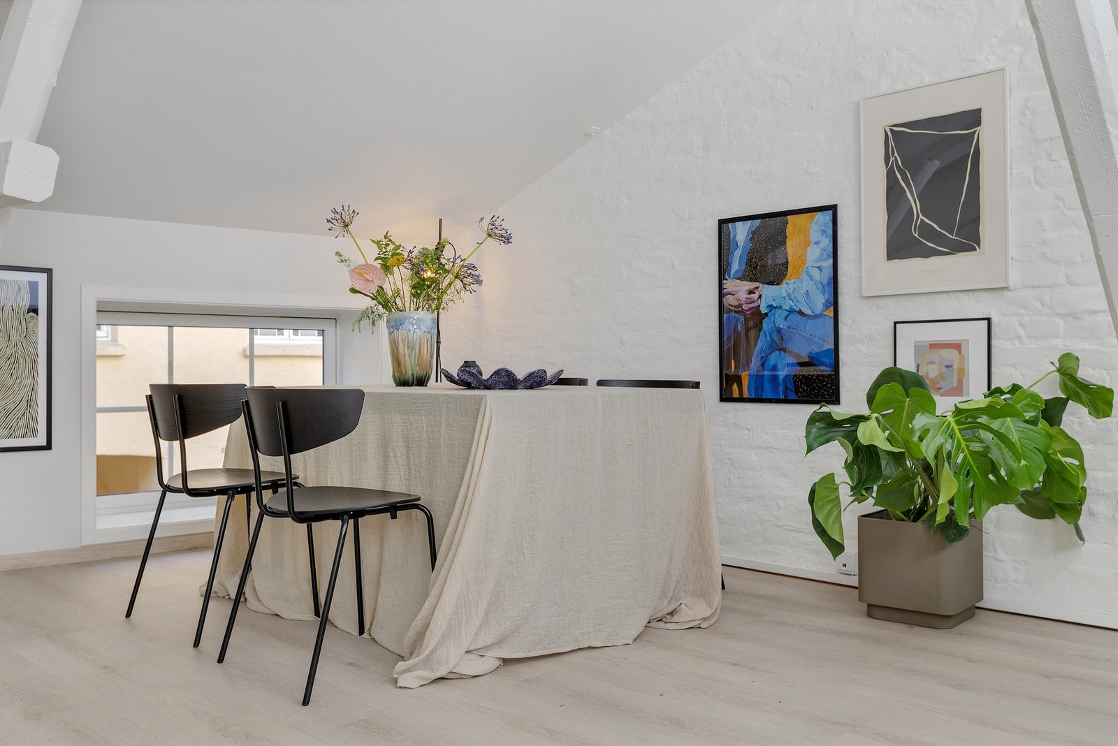 Her har du god plass til spisegruppe med langbord. Galleribilde