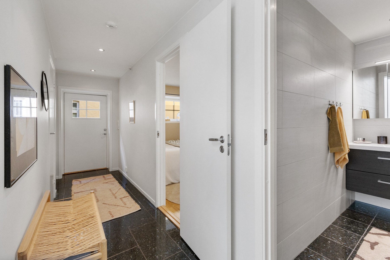 I leilighetens 1. etasje finner du baderom, innvendig bod, entré og to gode soverom. Det medfølger i tillegg en stor bod i kjeller på 9 kvm. Galleribilde