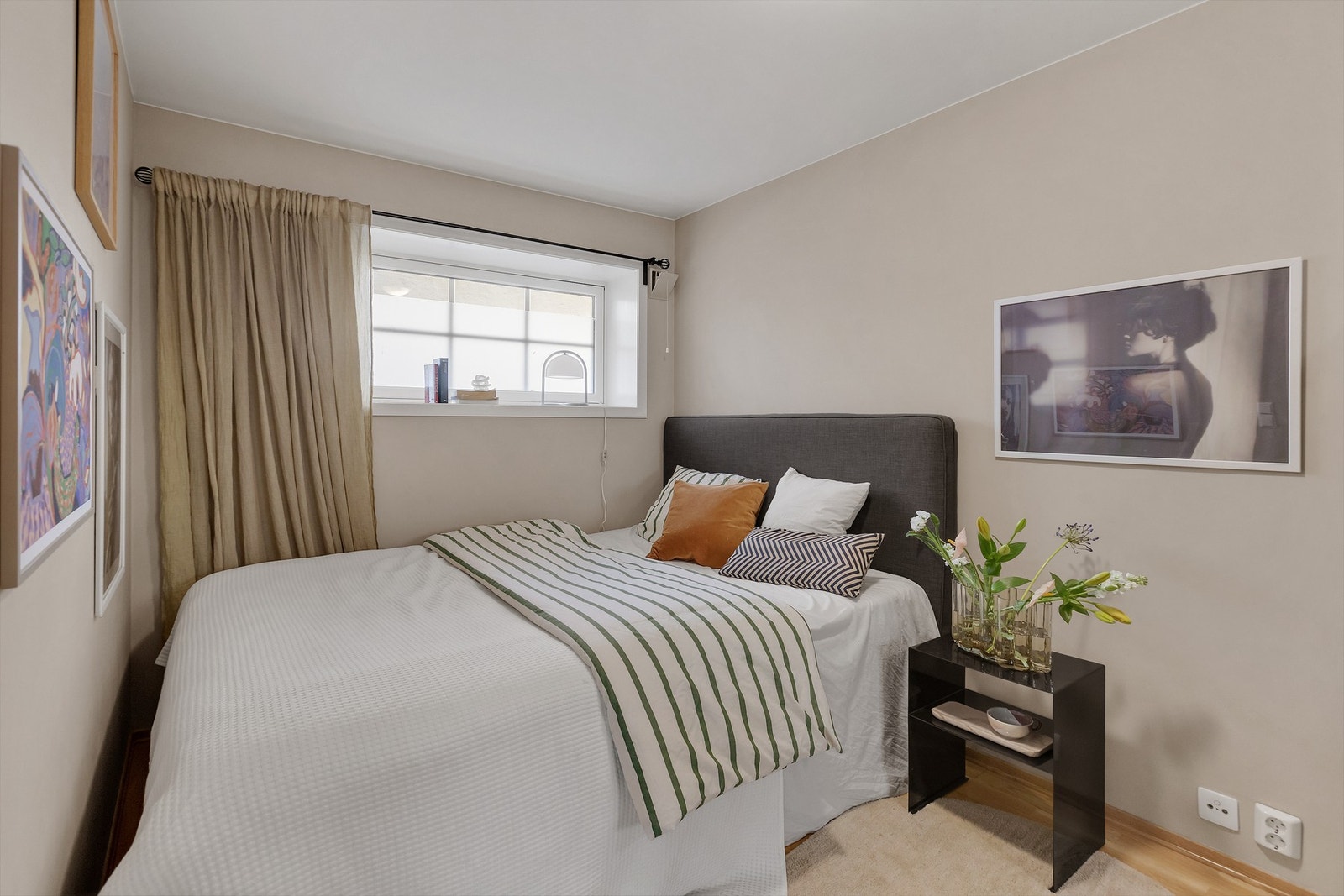 Leiligheten er malt opp i behagelige fargetoner. Galleribilde