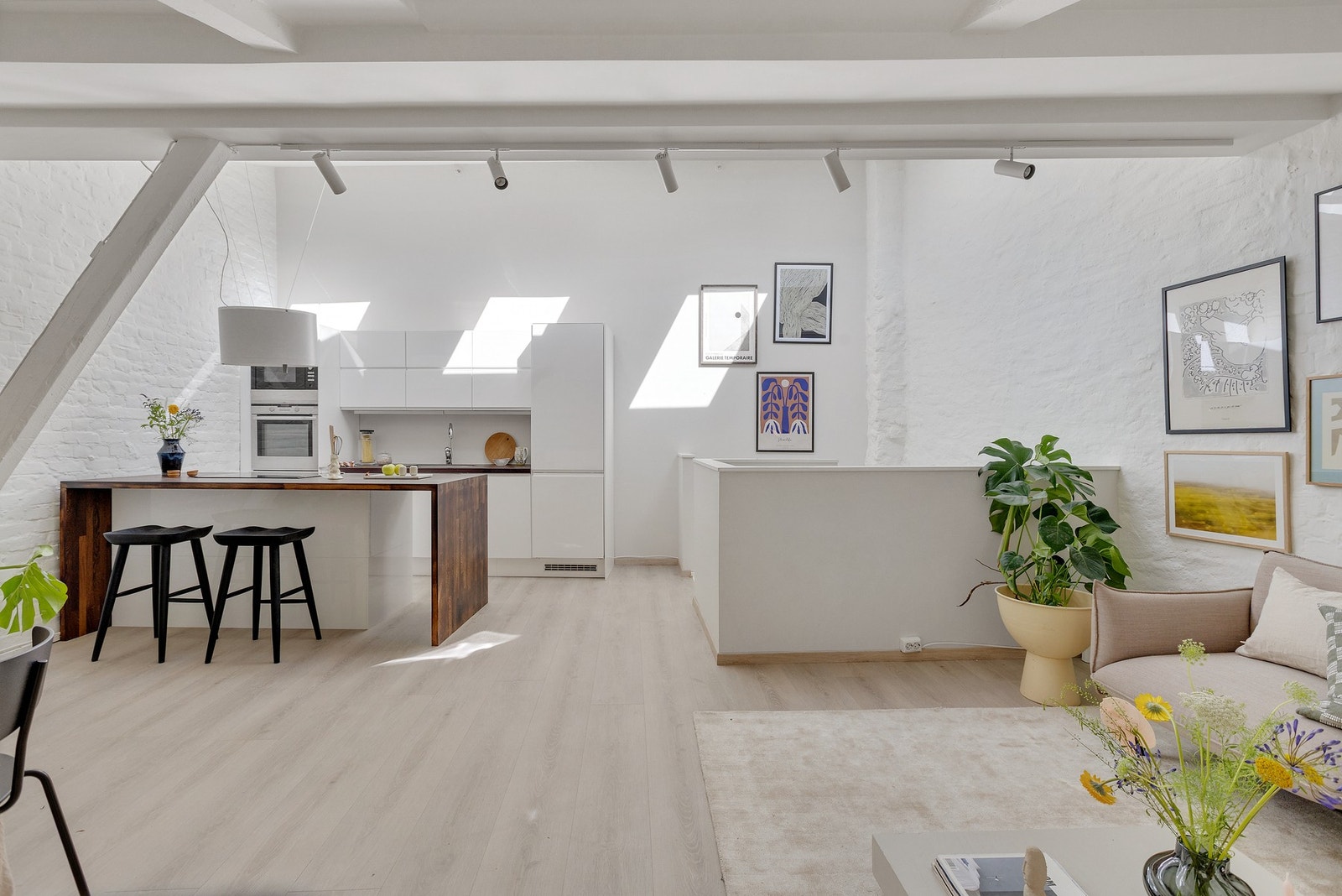 Rommet oppleves enkelt å innrede og har en naturlig plass til både spisegruppe, sofagruppe og TV-seksjon. Galleribilde