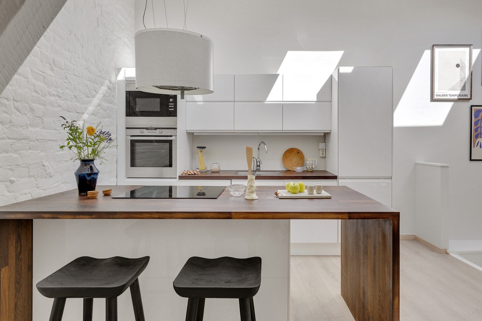 Hele leiligheten ble renovert i 2011 og holder derfor en god standard. Galleribilde