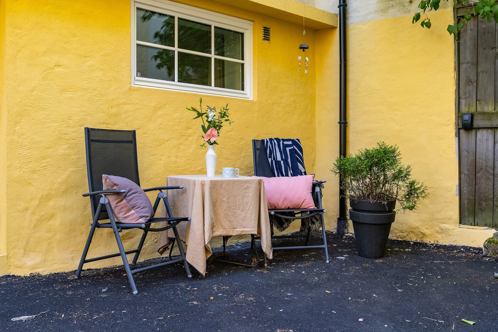 Rett utenfor leiligheten finner du et pent opparbeidet fellesområde. Her har du fint plass til et lite café-sett. Galleribilde