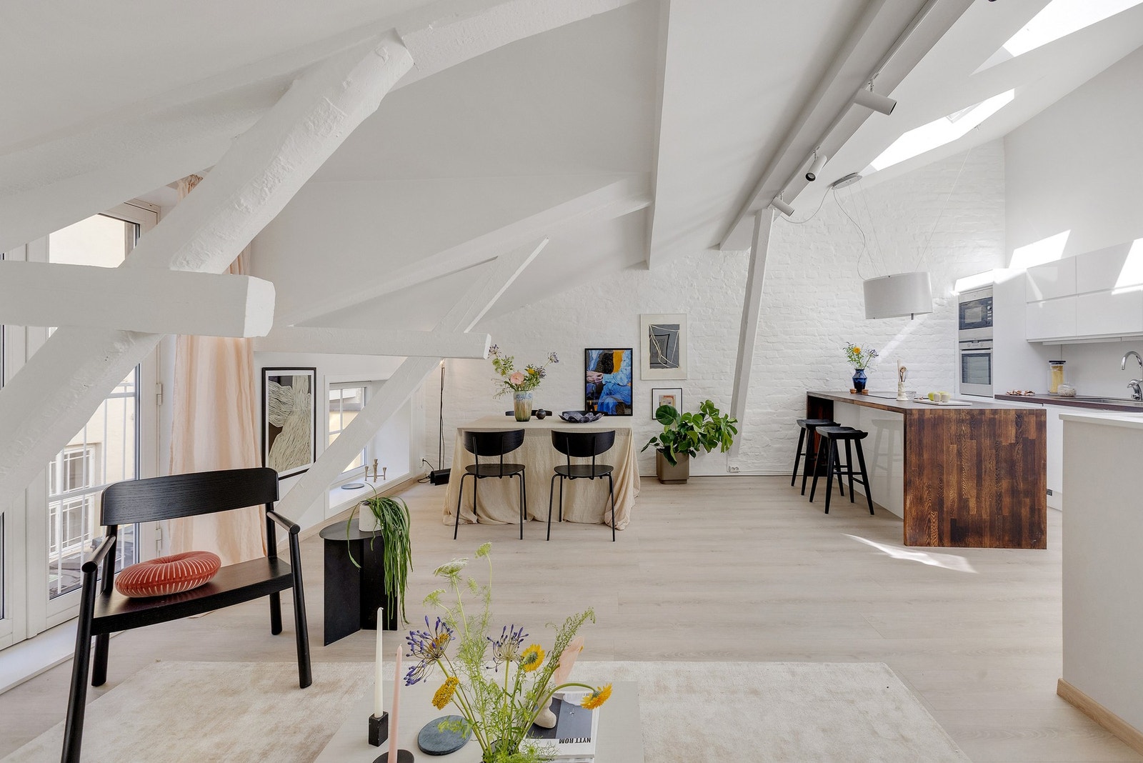 Leiligheten har et helt fantastisk oppholdsrom med takvinduer og fransk balkong. Galleribilde