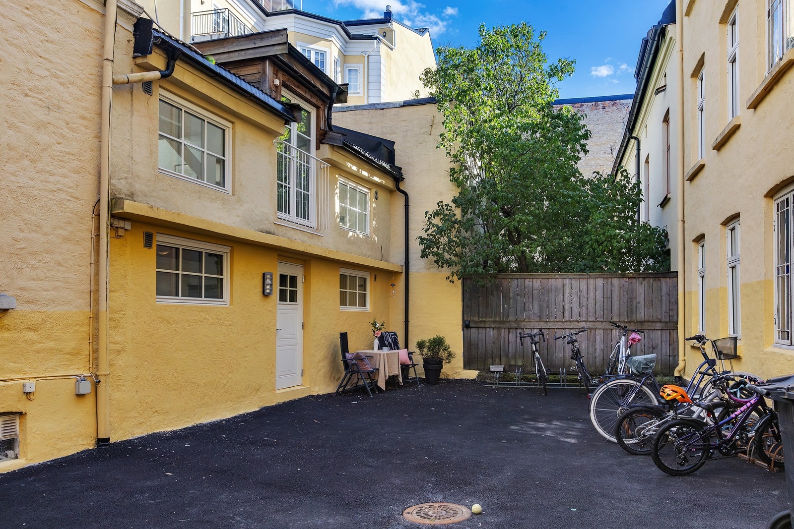 Bakgården er lukket og låst og oppleves svært rolig og usjenert. Galleribilde