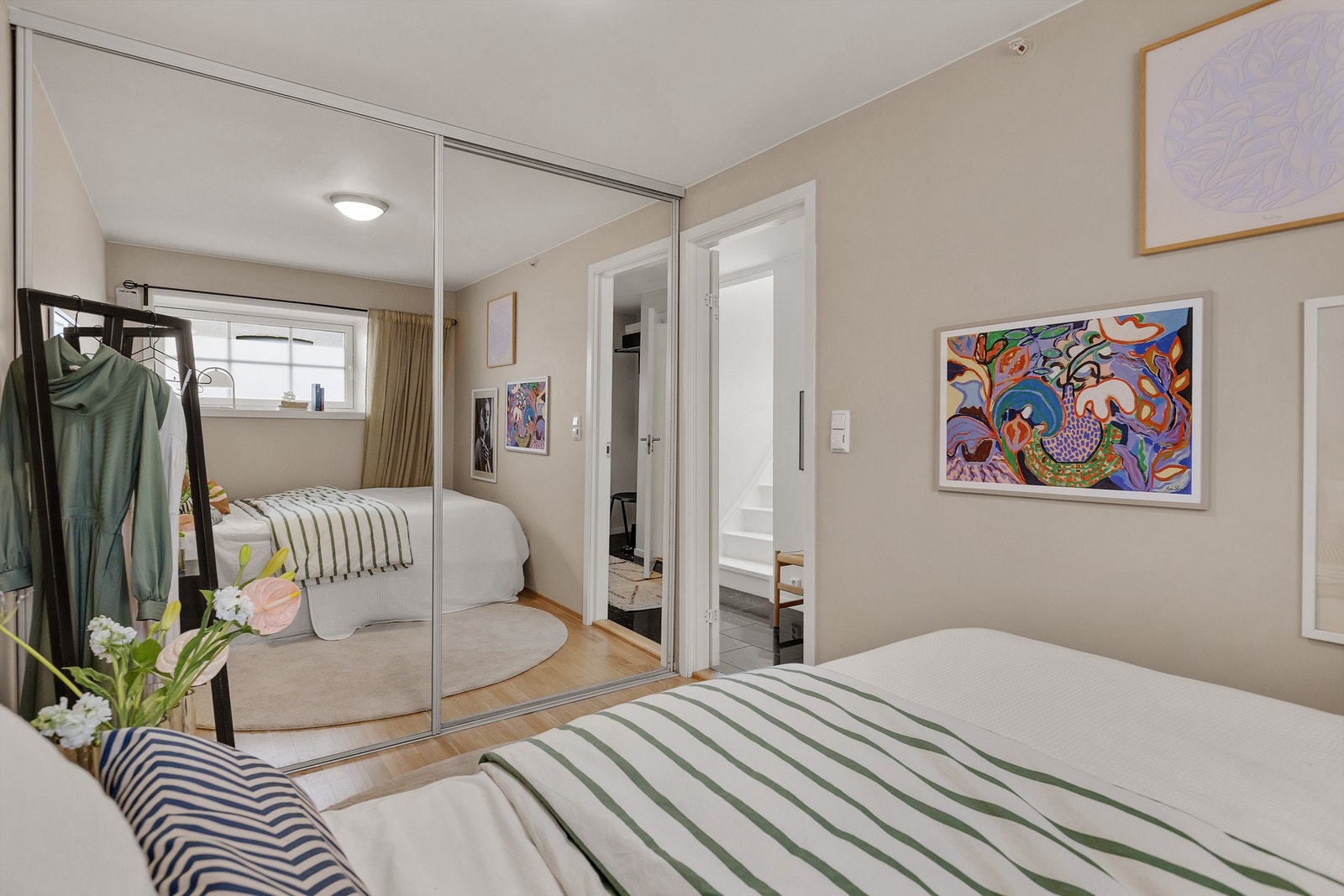 Også her finner du en romslig skyvedørsgarderobe. Galleribilde