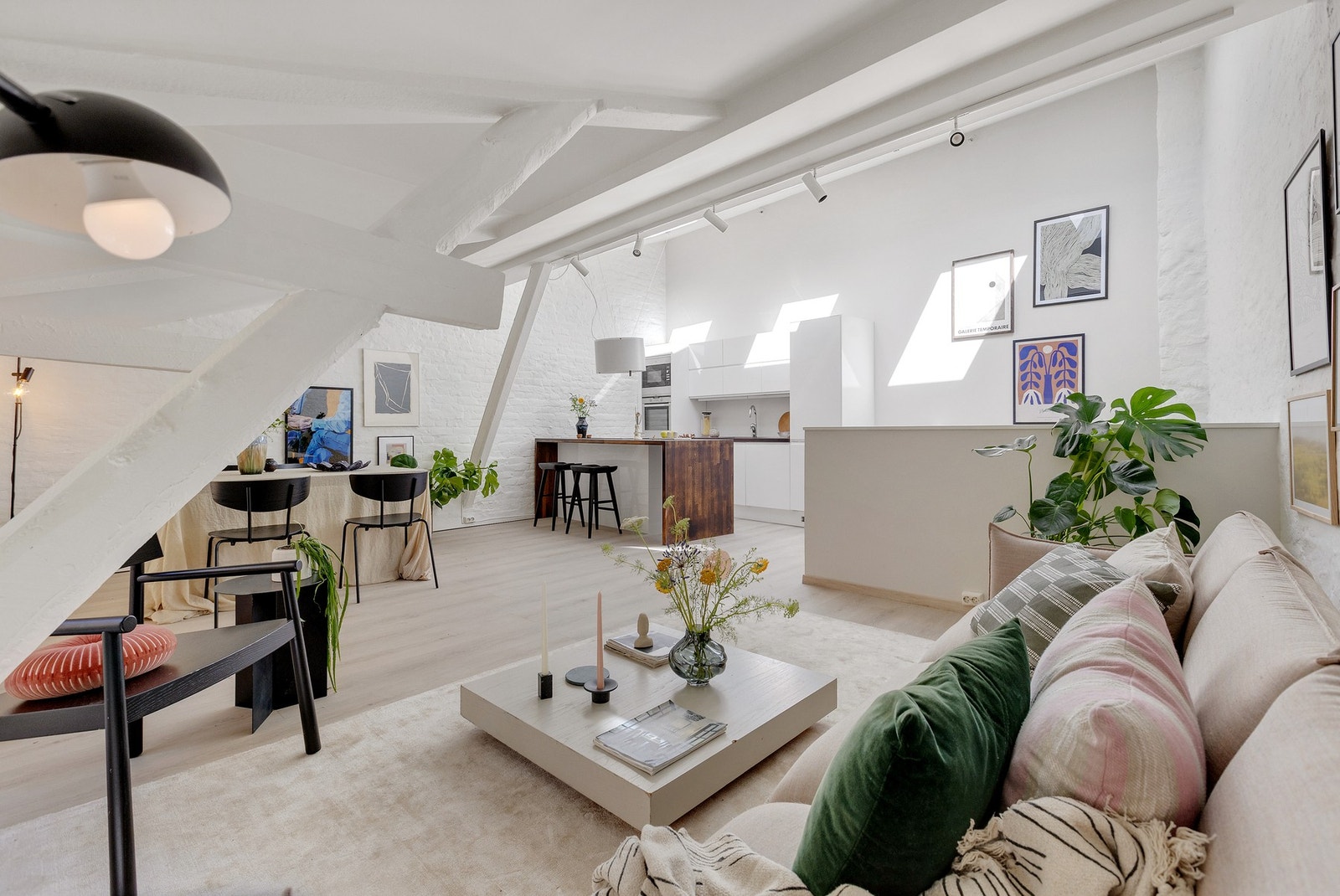 Velkommen til denne unike og svært koselige leiligheten beliggende i en renovert sjarmerende stallbygning. Galleribilde