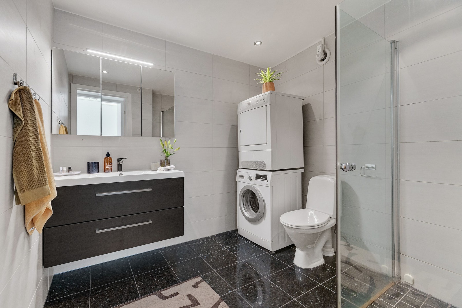 Romslig og delikat baderom nytt i 2011, og oppgradert med nye gulvfliser og innredning. Galleribilde