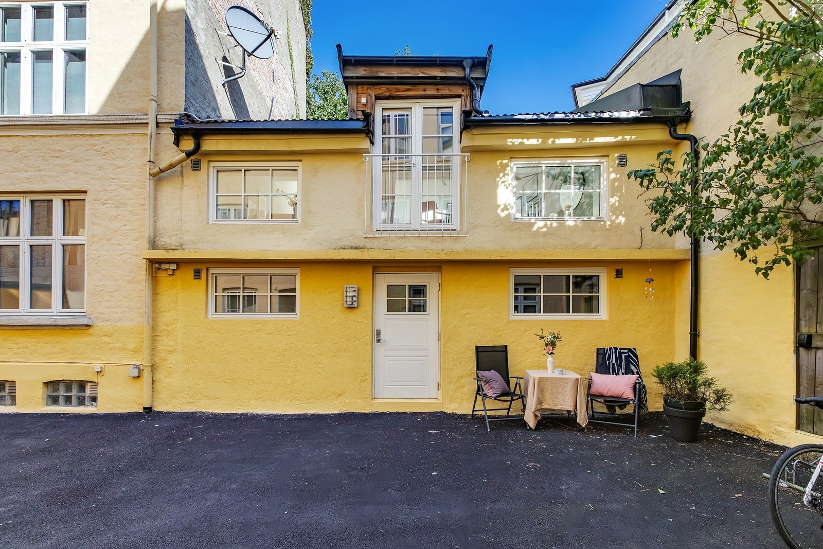 Leiligheten har en egen inngang fra en lukket og rolig bakgård. Koselig liten uteplass med plass til café-sett. Galleribilde