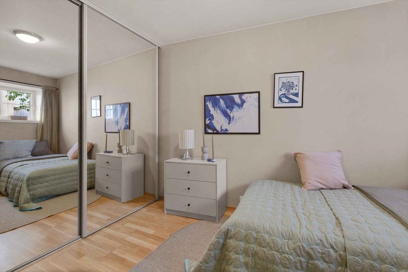 Begge soverommene ligger vendt ut mot en stille og rolig bakgård godt skjermet for trafikk og støy. Galleribilde