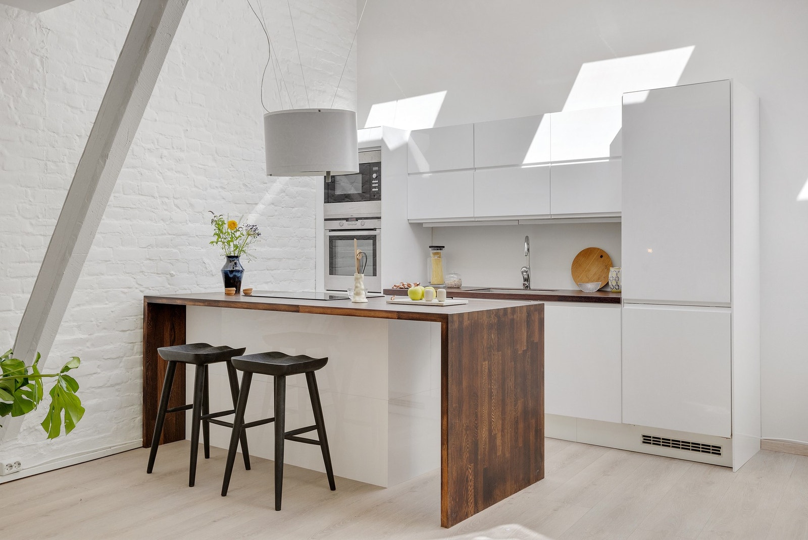 Funksjonelt og moderne kjøkken med praktisk kjøkkenøy og rikelig med benkplass. Galleribilde