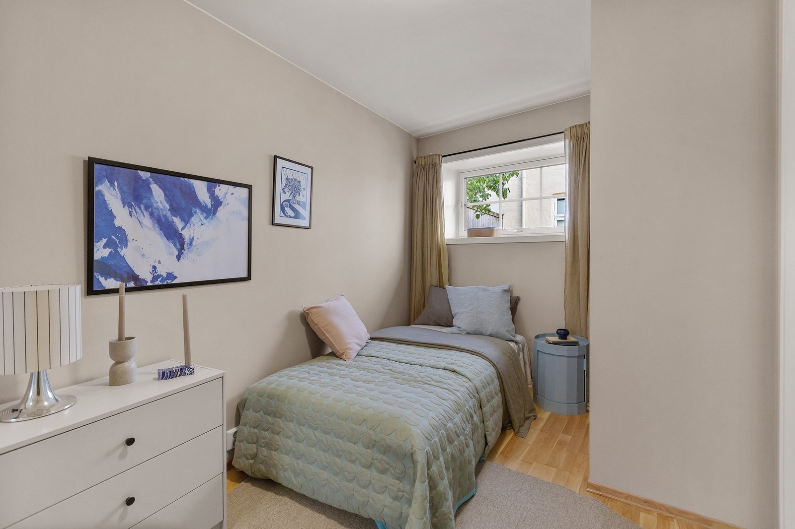 Her har du plass til seng, samt rikelig med oppbevaringsplass i skyvedørsgarderobe. Galleribilde