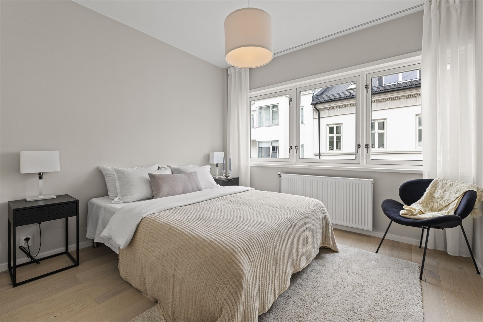 Romslig hovedsoverom med god plass til dobbelseng og nattbord. Galleribilde