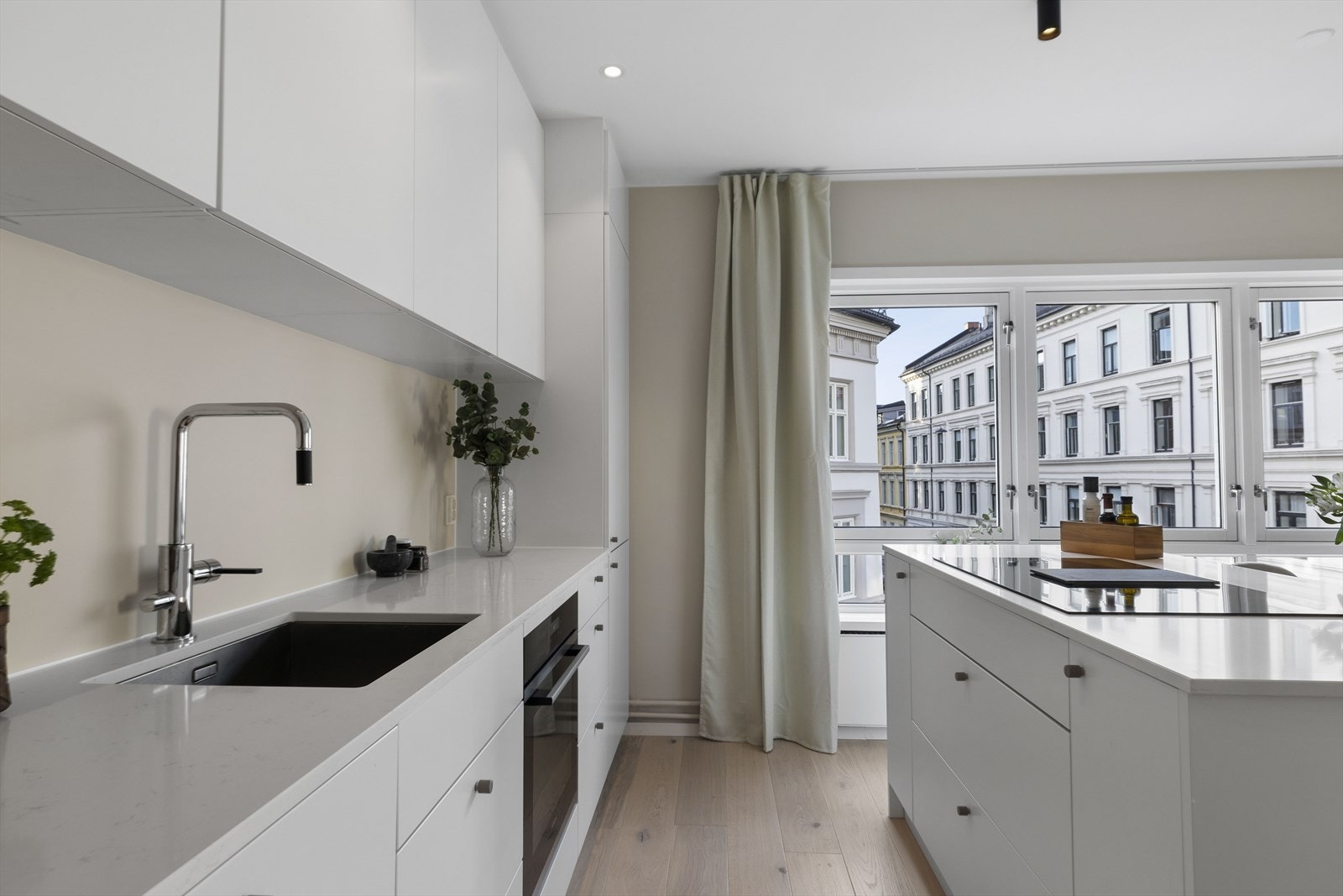 Underlimt vaskekum med utrekkbar kjøkkenkran fra Tapwell, og kjøkkenøy med nedfelt induksjonstopp og integrert kullfilter ventilator gir både funksjonalitet og design i toppklasse. Galleribilde