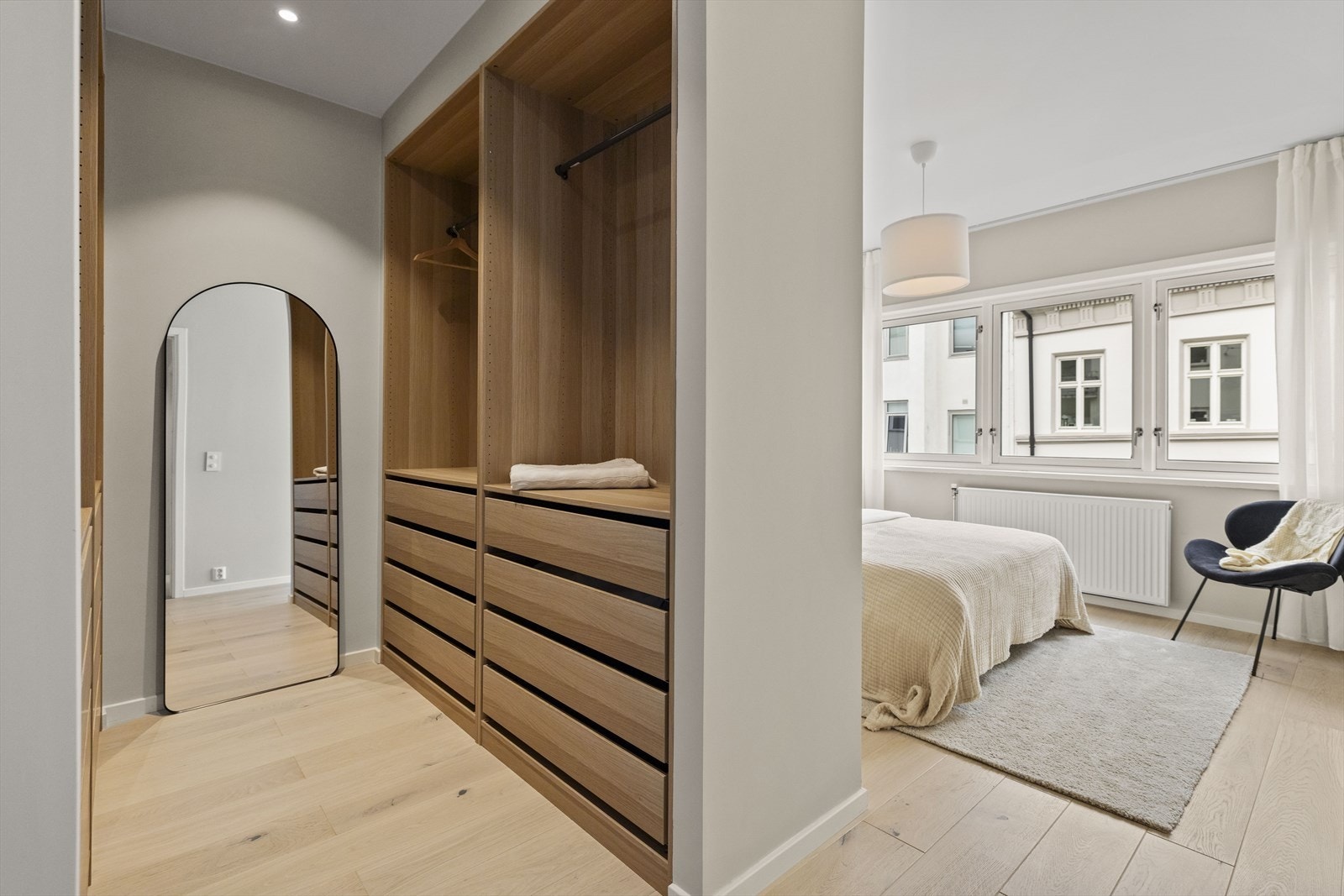 I tilknytning hovedsoverommet har man en flott walk-in closet. Galleribilde