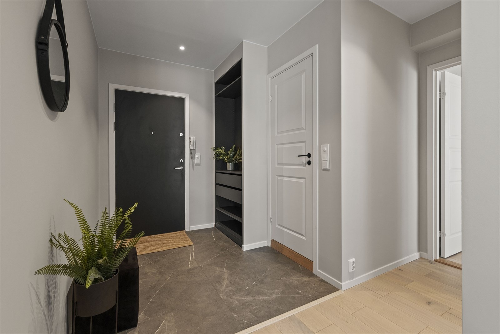 Innbydende entré med varmekabler og god plass til oppbevaring av yttertøy og sko. Galleribilde