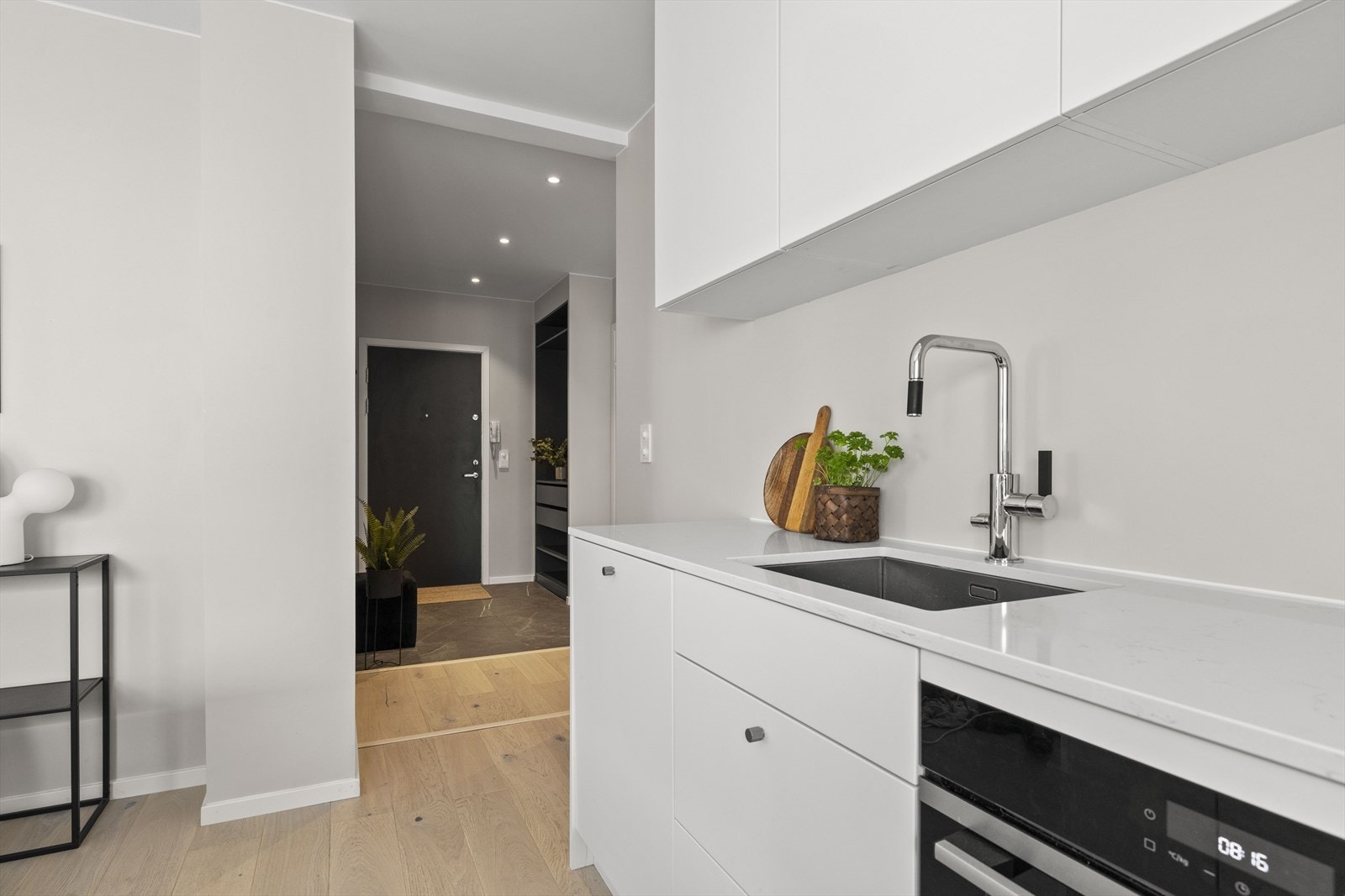 Gjennomgående lysmalte overflater, parkett på gulv og downlights i himling. Galleribilde