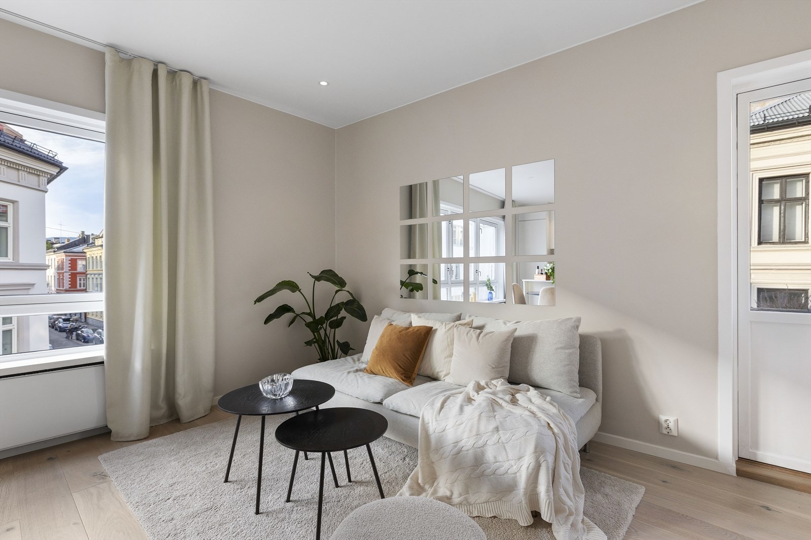 Lys og romslig stue med god plass til både sofagruppe og spisebord - perfekt for sosiale sammenkomster. Galleribilde