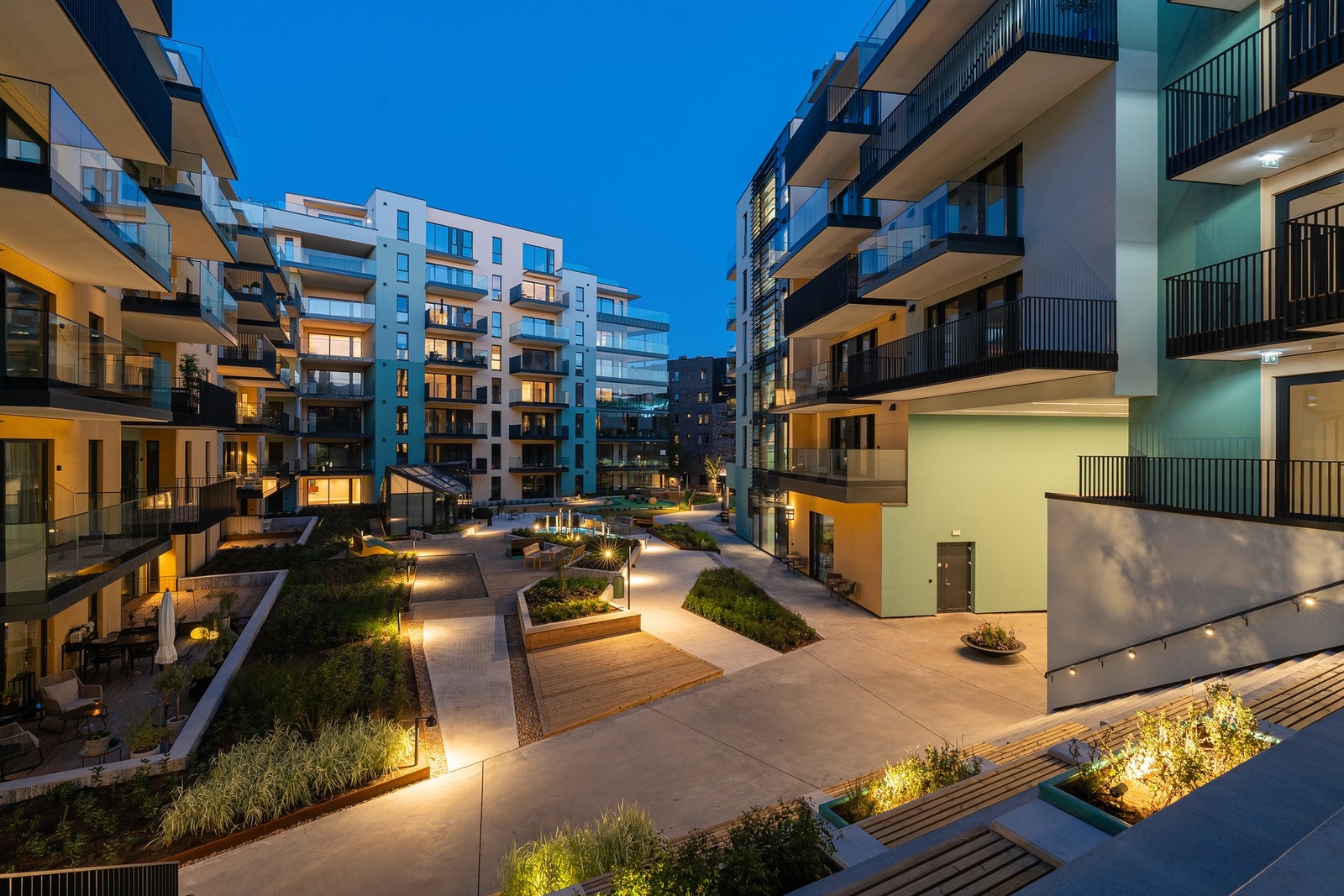 Kveldsbilde fra bakgårdshagen Galleribilde