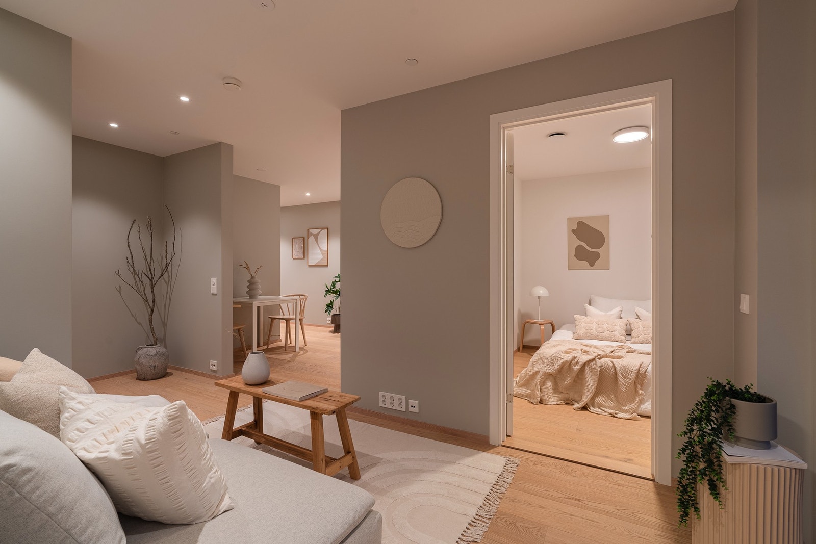 Kveldsbilde fra stuen og med dør inn til soverom Galleribilde