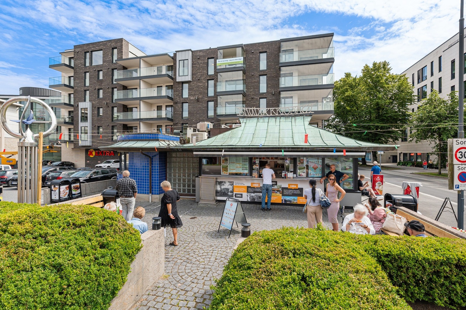 Bygget med snadderkiosken foran Galleribilde