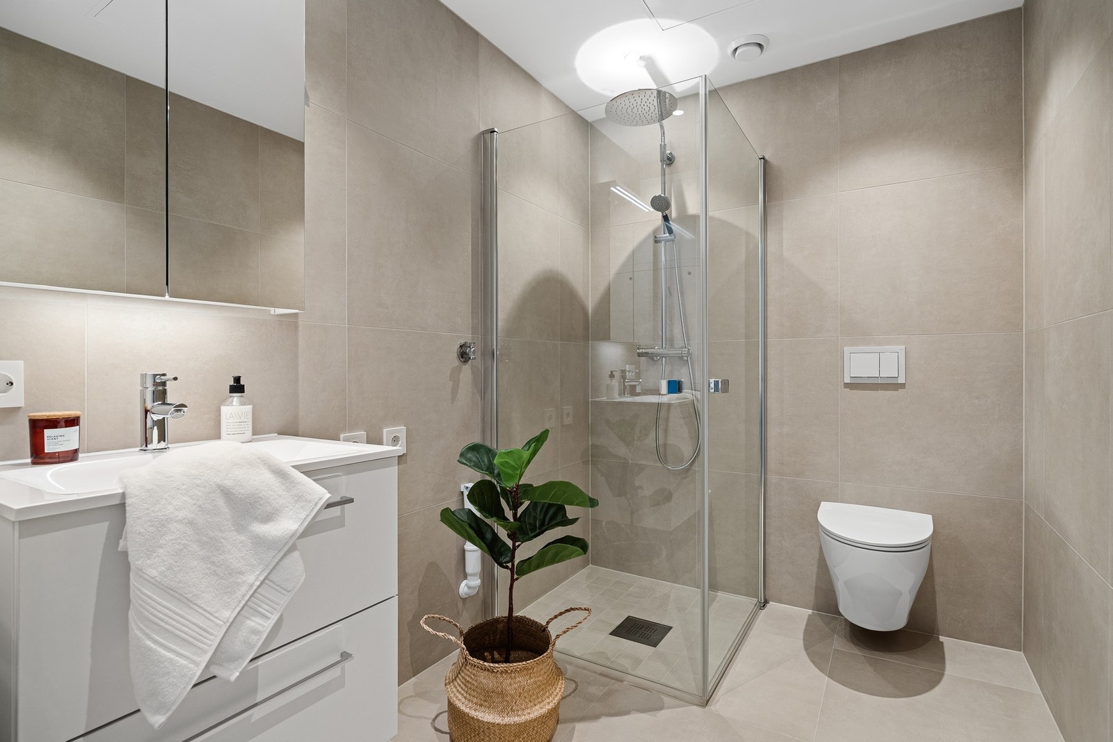 Dusjbadet med vegghengt toalett og opplegg vaskemaskin Galleribilde