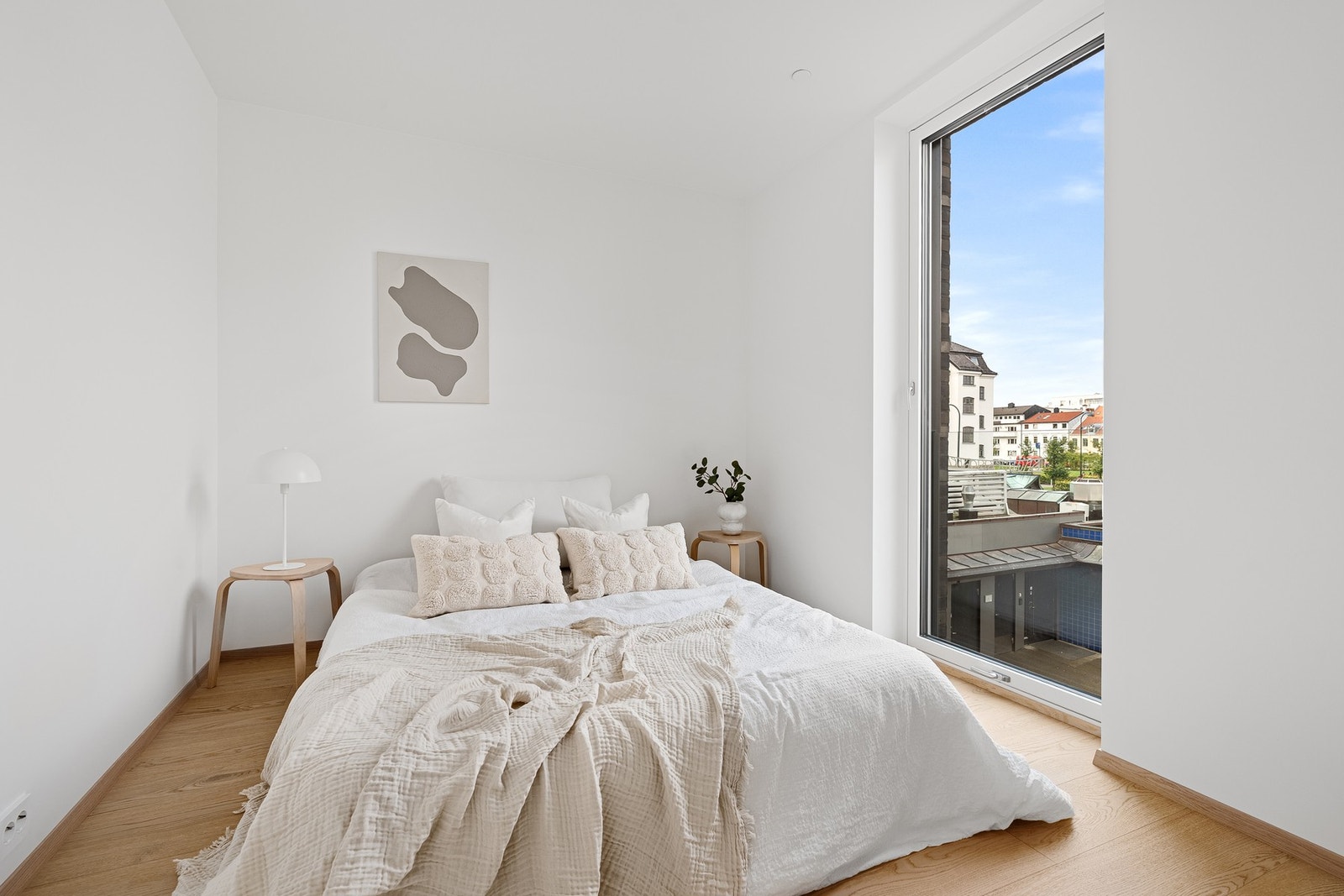 Soverom 1 med "fransk" balkong (glassrekkverk) Galleribilde