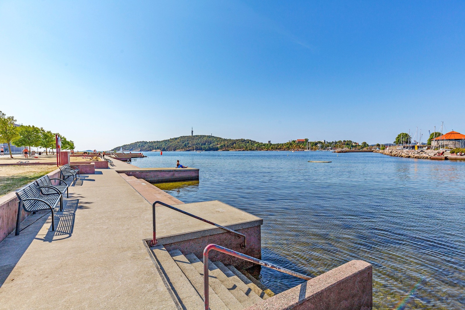 Det er flere badetrapper på Tangen ut til Bystranda Galleribilde