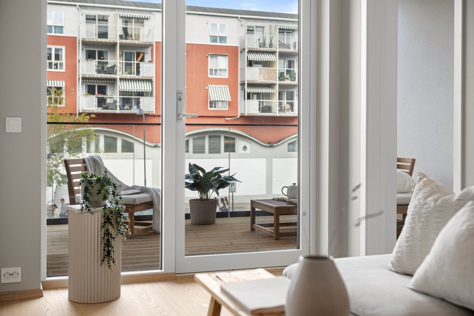 Fra stuen er det dør ut til den overbygde verandane Galleribilde