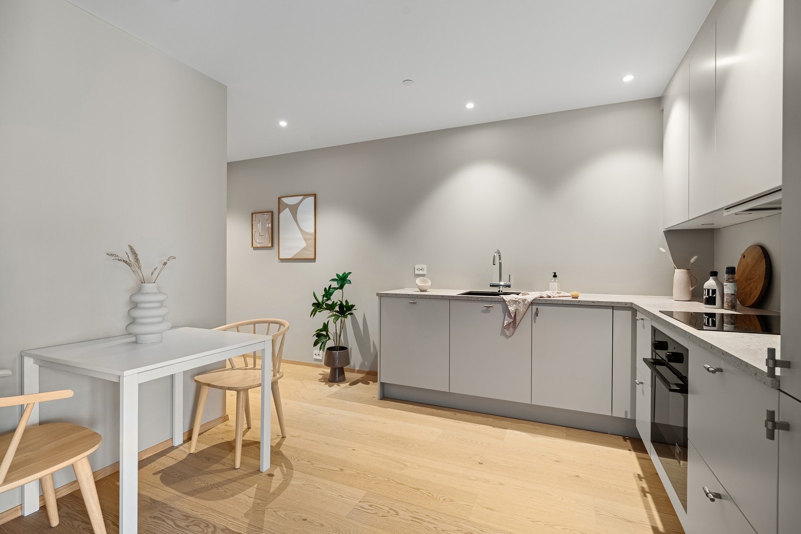 Åpen kjøkkenløsning med spiseplass Galleribilde