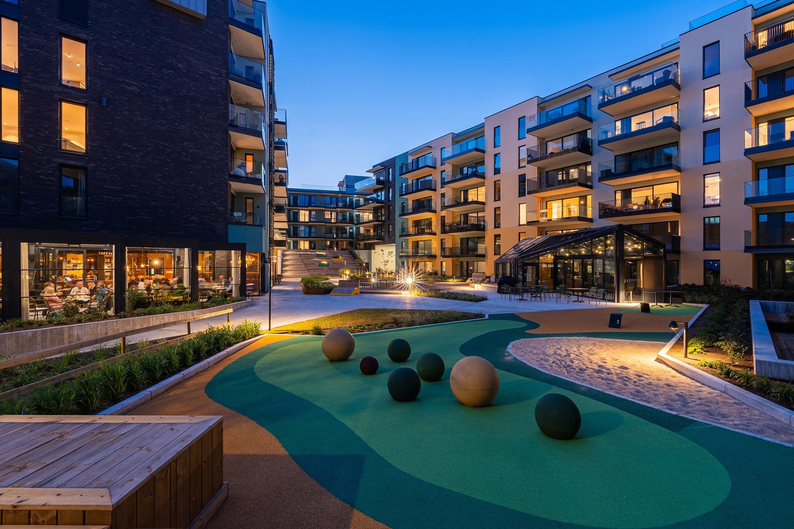 Kveldsbilde fra bakgårdshagen Galleribilde