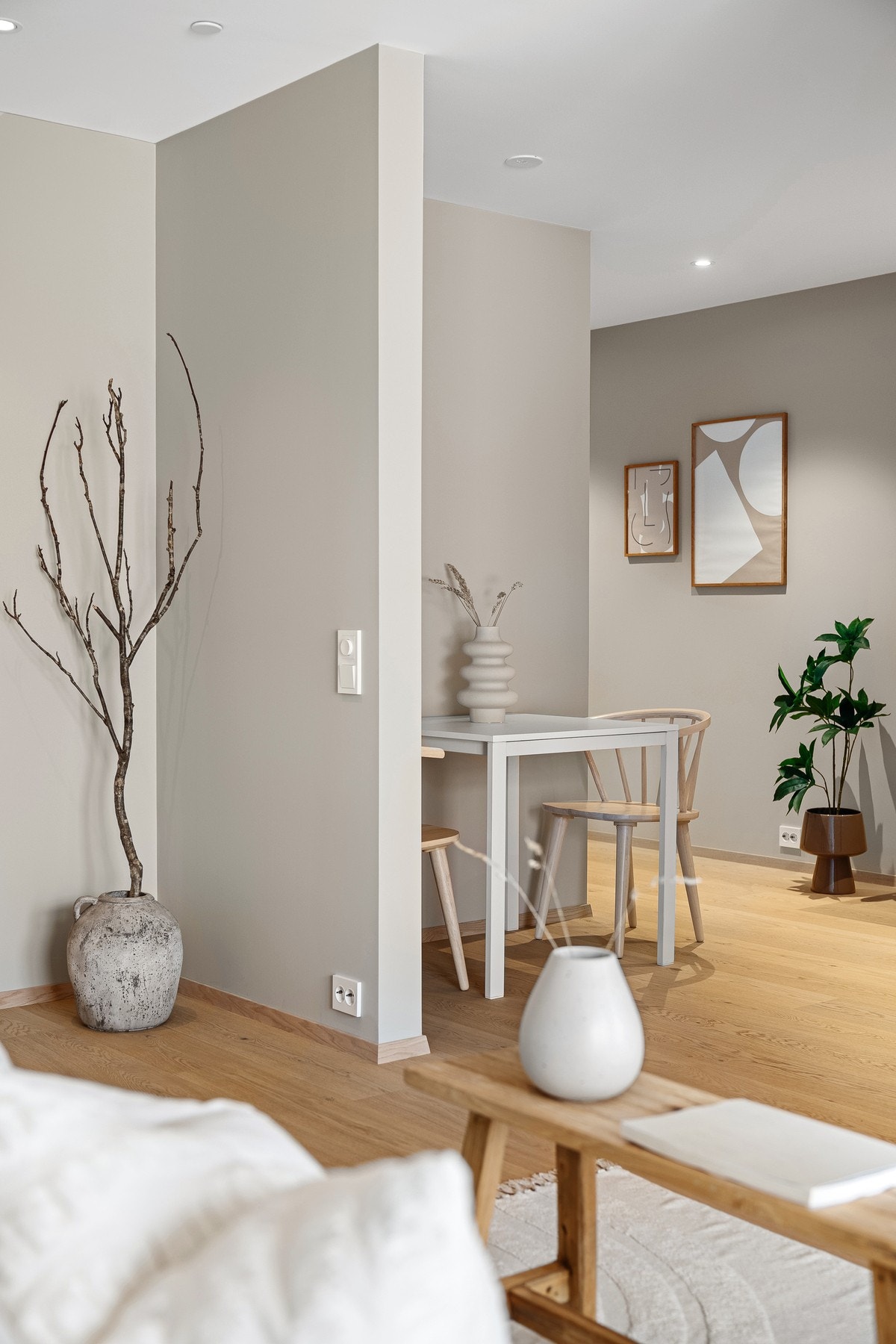 Del av stuen og kjøkkenet Galleribilde