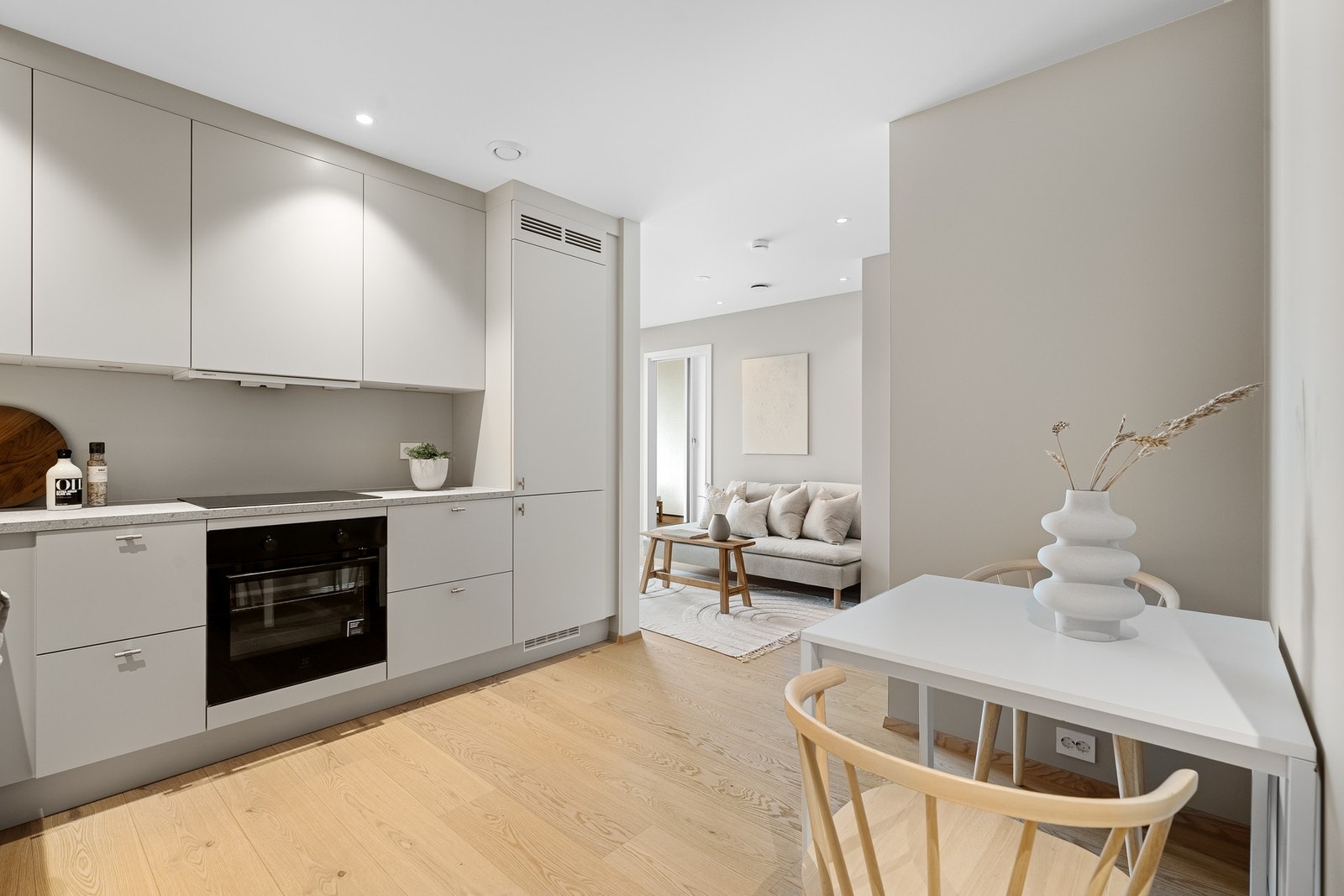 Åpen kjøkkenløsning med spiseplass Galleribilde