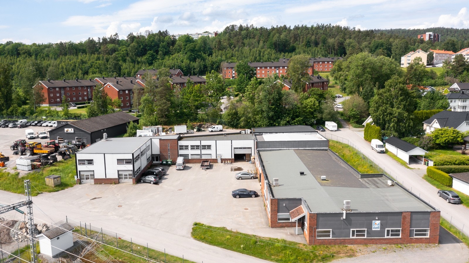 Gode parkeringsmuligheter på både nedre og øvre del av eiendommen Galleribilde