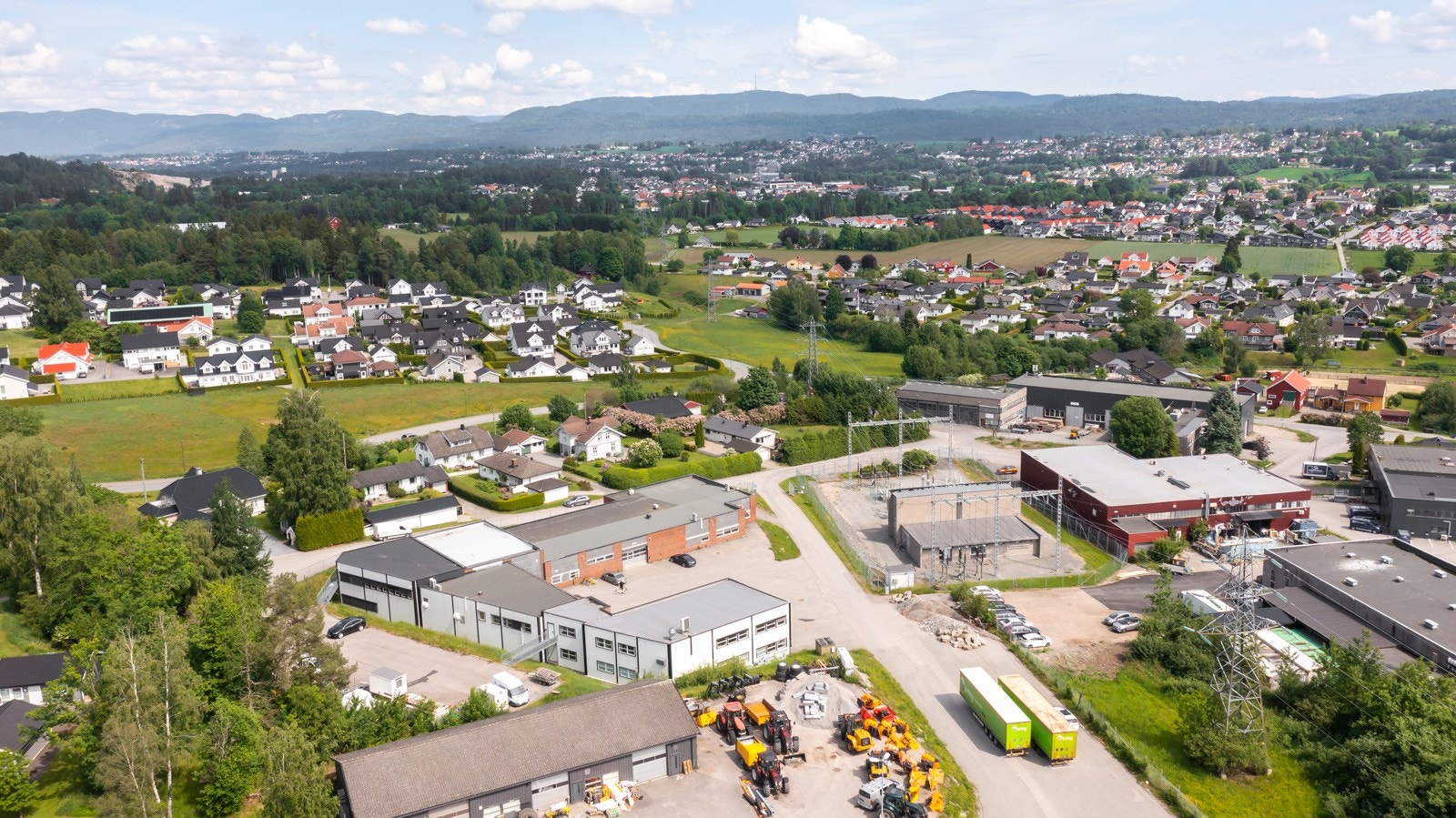 Dronebilde - Eiendommen ligger i et veletablert næringsområde på Klyve/Kongerød Galleribilde