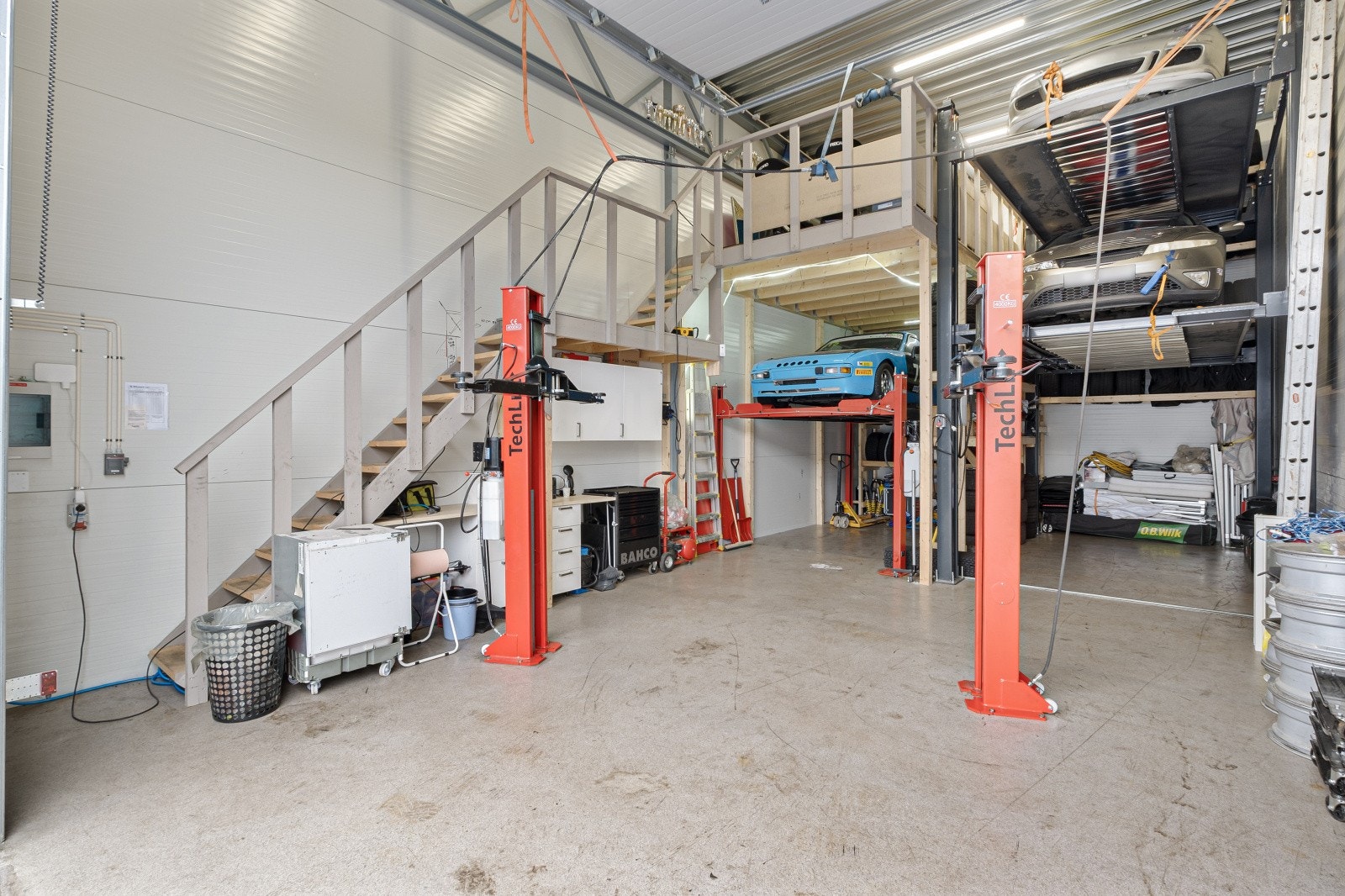 4 søylet 2 etasjes bilheis og 4 søylet 3 etasjes bilheis Galleribilde