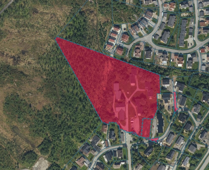 Oversikt over alle parsellene som inngår - merk at den adskilte delen som er en del av en vei er eid med 4/8. Galleribilde