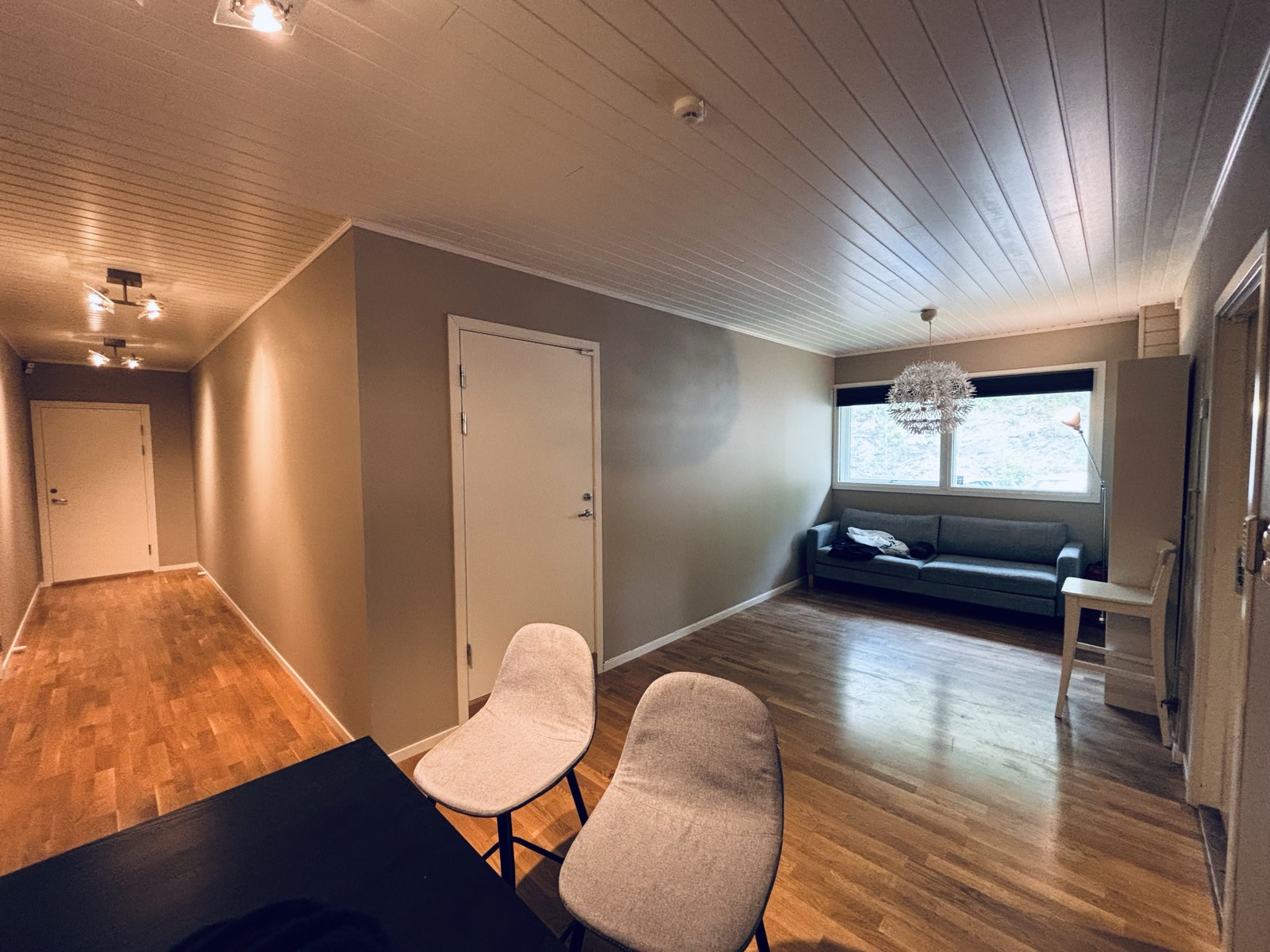 Innbydende gang/fellesareal mellom kontorene, egner seg som mindre kontorlandskap eller felles sosial sone. Kan settes opp vegg slik at det blir ett ytterligere cellekontor her. Galleribilde