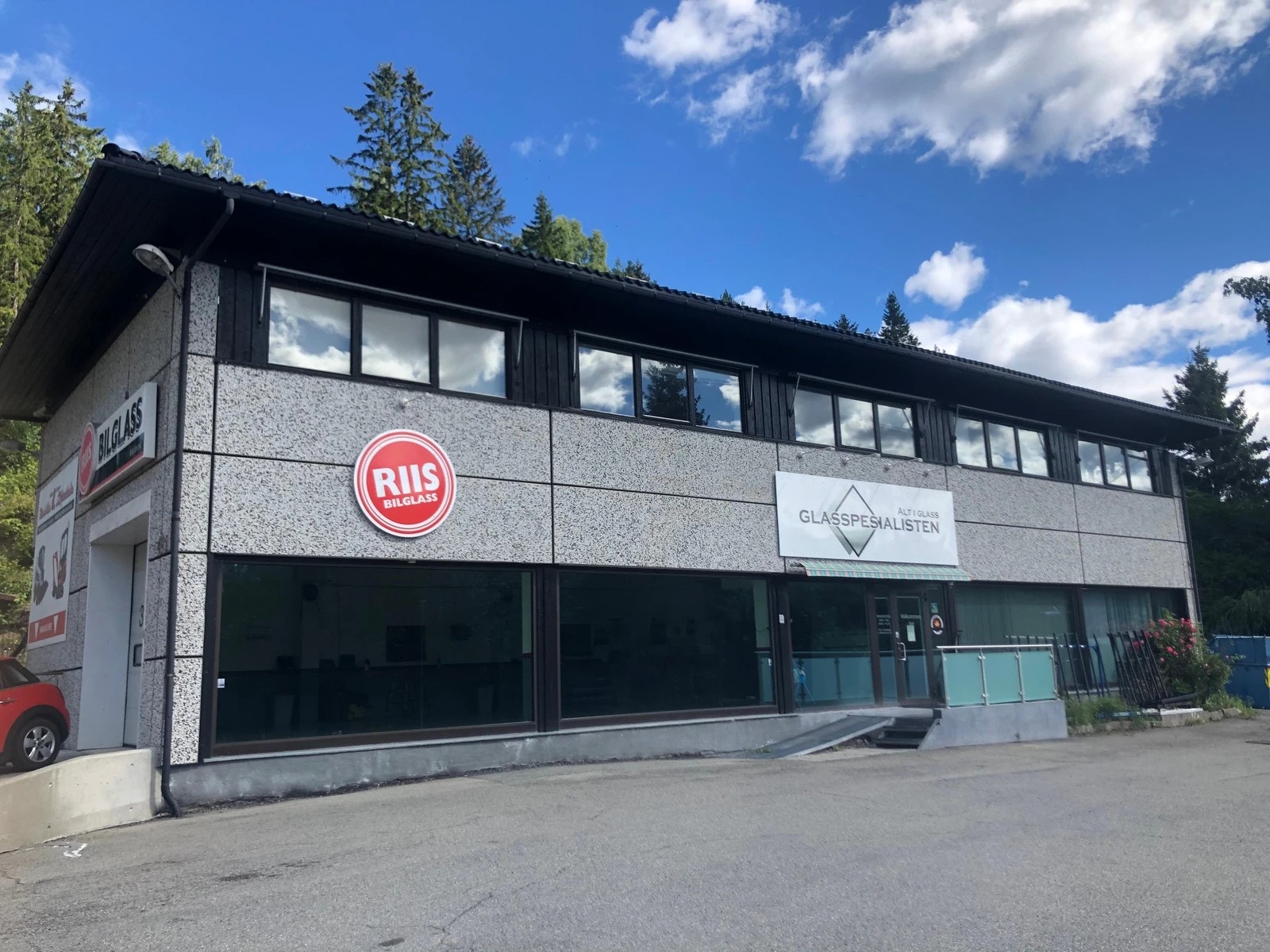 Bilde av byggets fremside. Inngang og parkering til kontorlokalene er på baksiden. Hele byggets overetasje er tilgjengelig for leie. Galleribilde