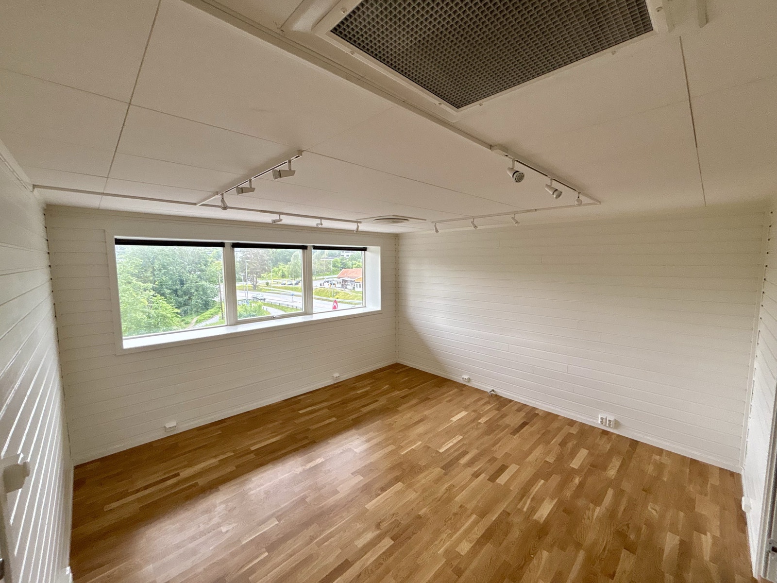 Kontor på 25m2. Det er tre tilsvarende kontorer i etasjen. Fin utsikt mot Slemmestadveien og Sjøstrandveien. Galleribilde