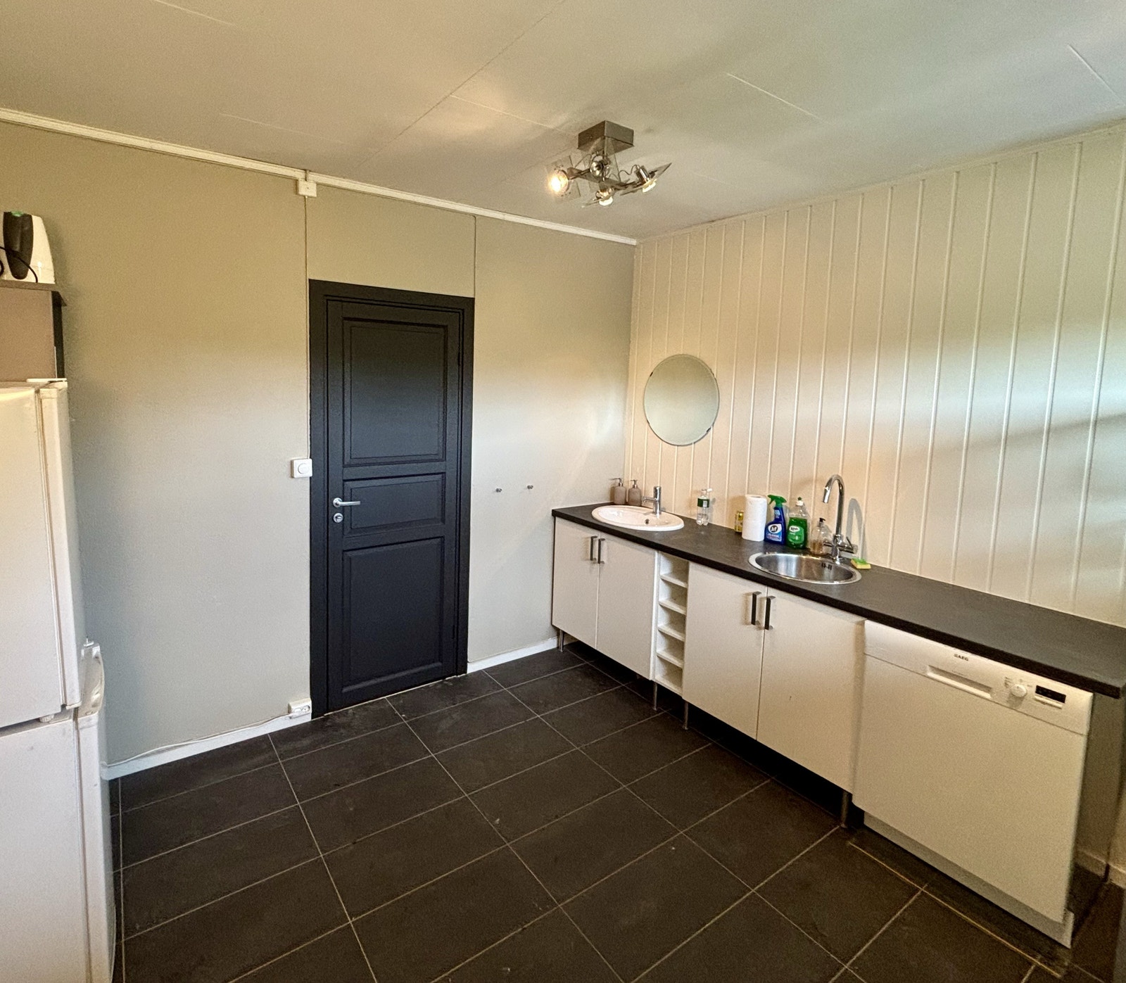 Enkelt kjøkken, det er to slike i etasjen. Galleribilde